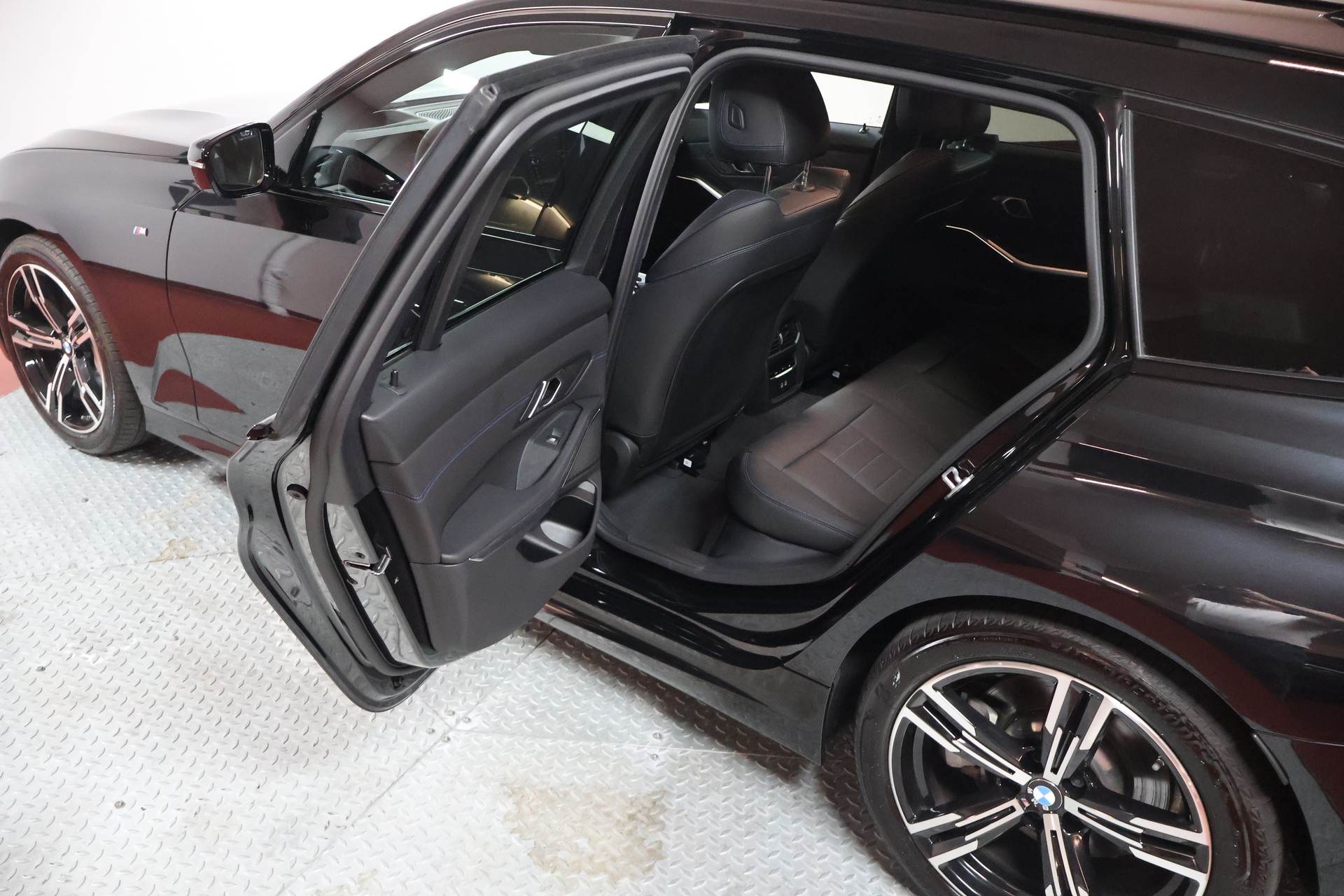 BMW 330i Touring xDrive Steptronic M Sport-image-15