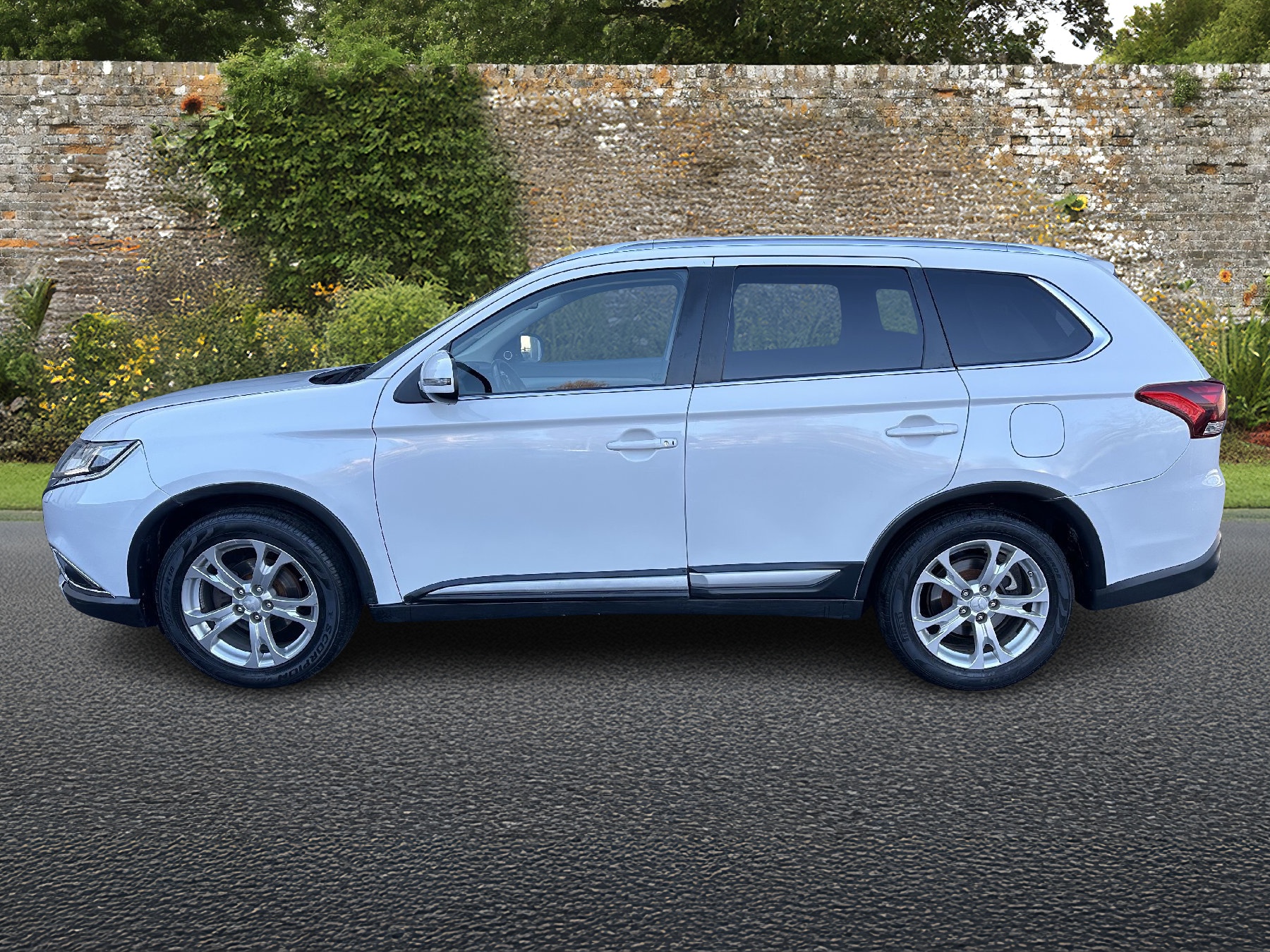MITSUBISHI Outlander 2.2 DID Style 4WD Automatic-image-1