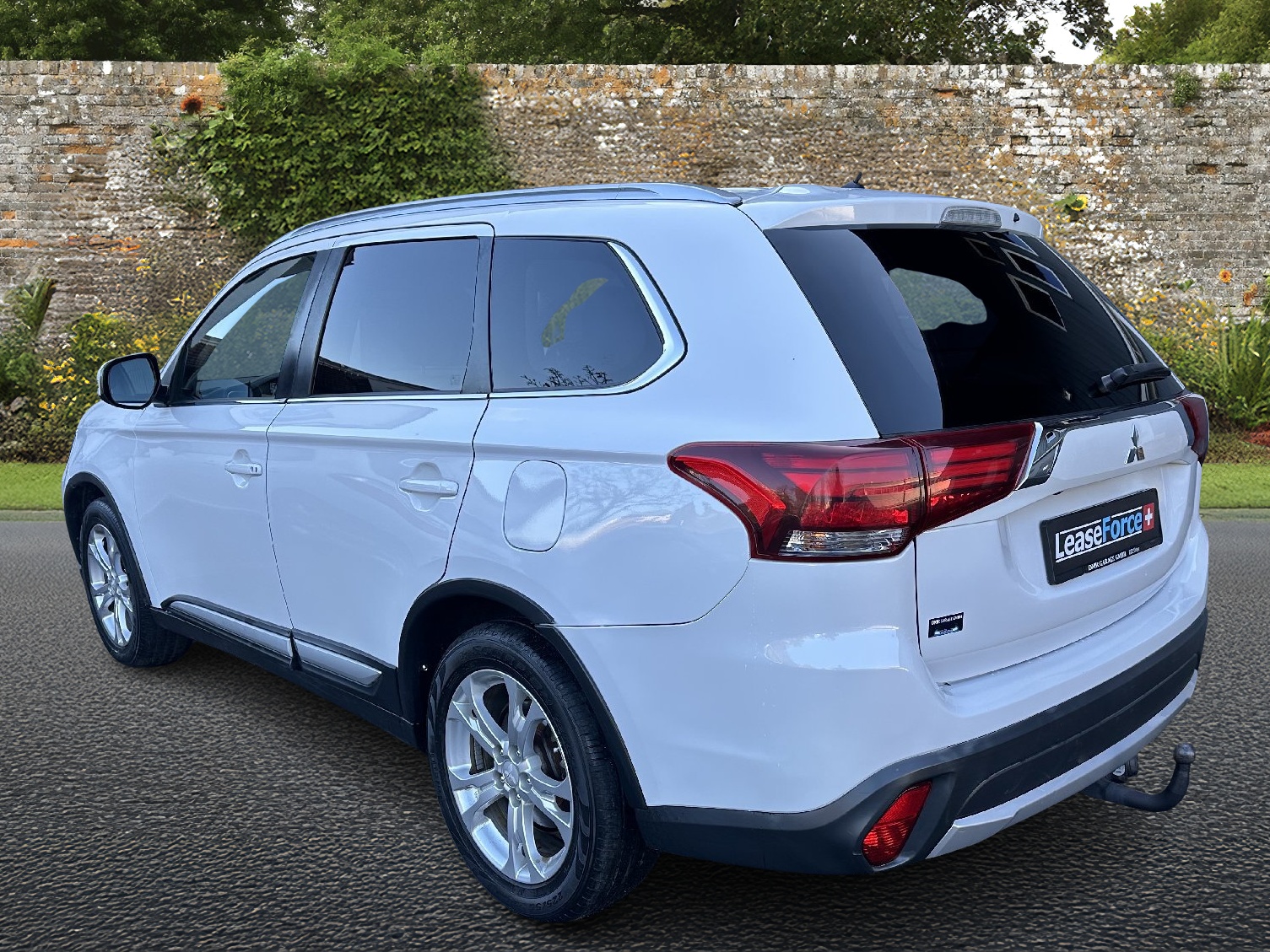 MITSUBISHI Outlander 2.2 DID Style 4WD Automatic-image-2
