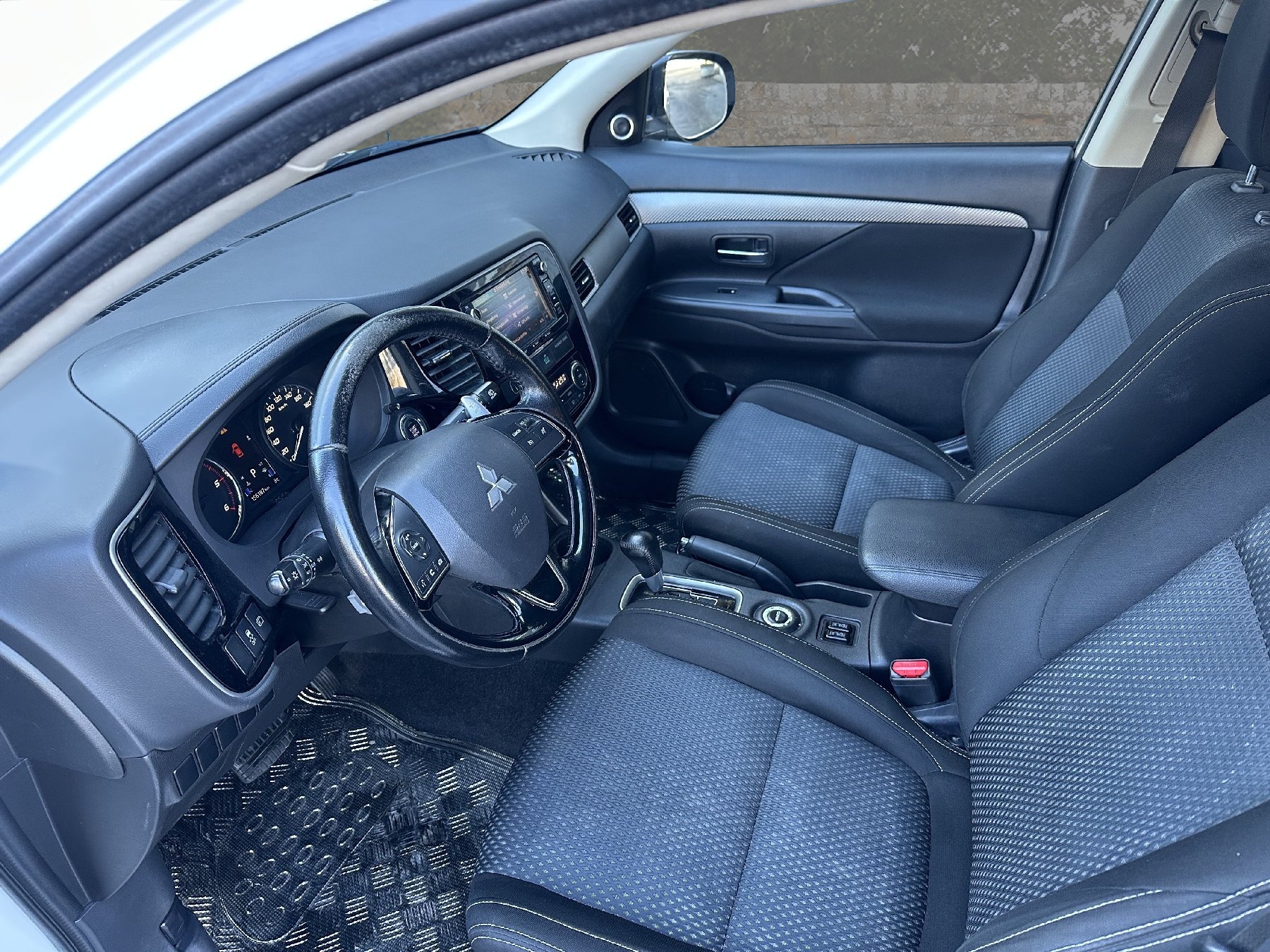 MITSUBISHI Outlander 2.2 DID Style 4WD Automatic-image-10