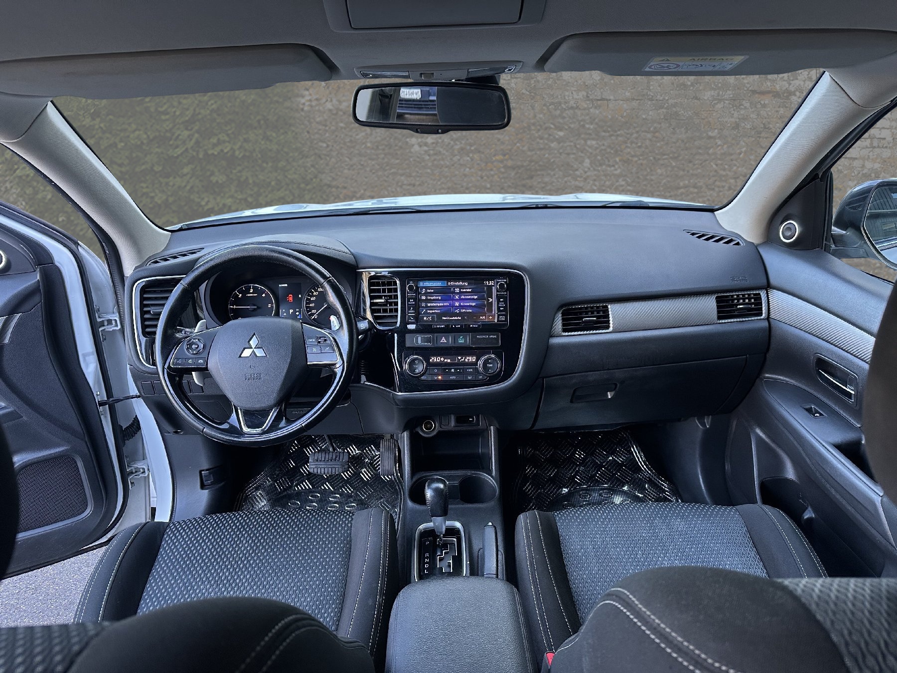 MITSUBISHI Outlander 2.2 DID Style 4WD Automatic-image-8