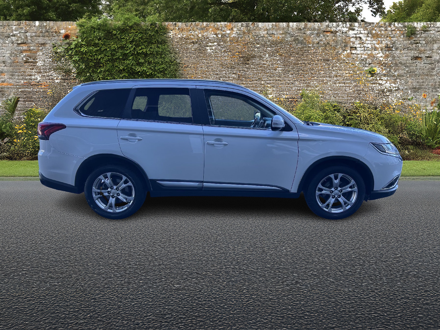 MITSUBISHI Outlander 2.2 DID Style 4WD Automatic-image-5
