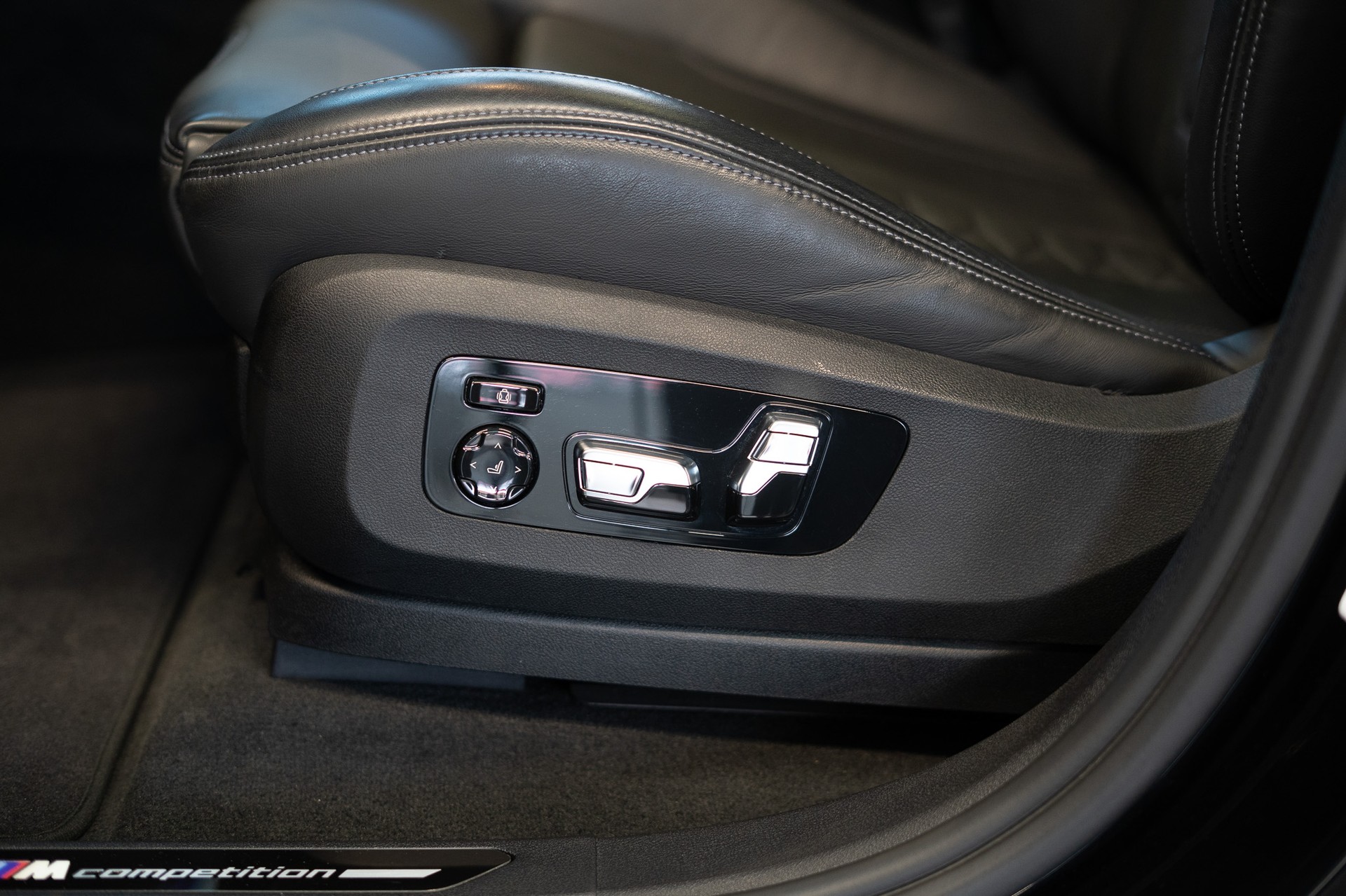BMW X6 M Competition / Panorama / 360°Kamera / HeadUp-image-13
