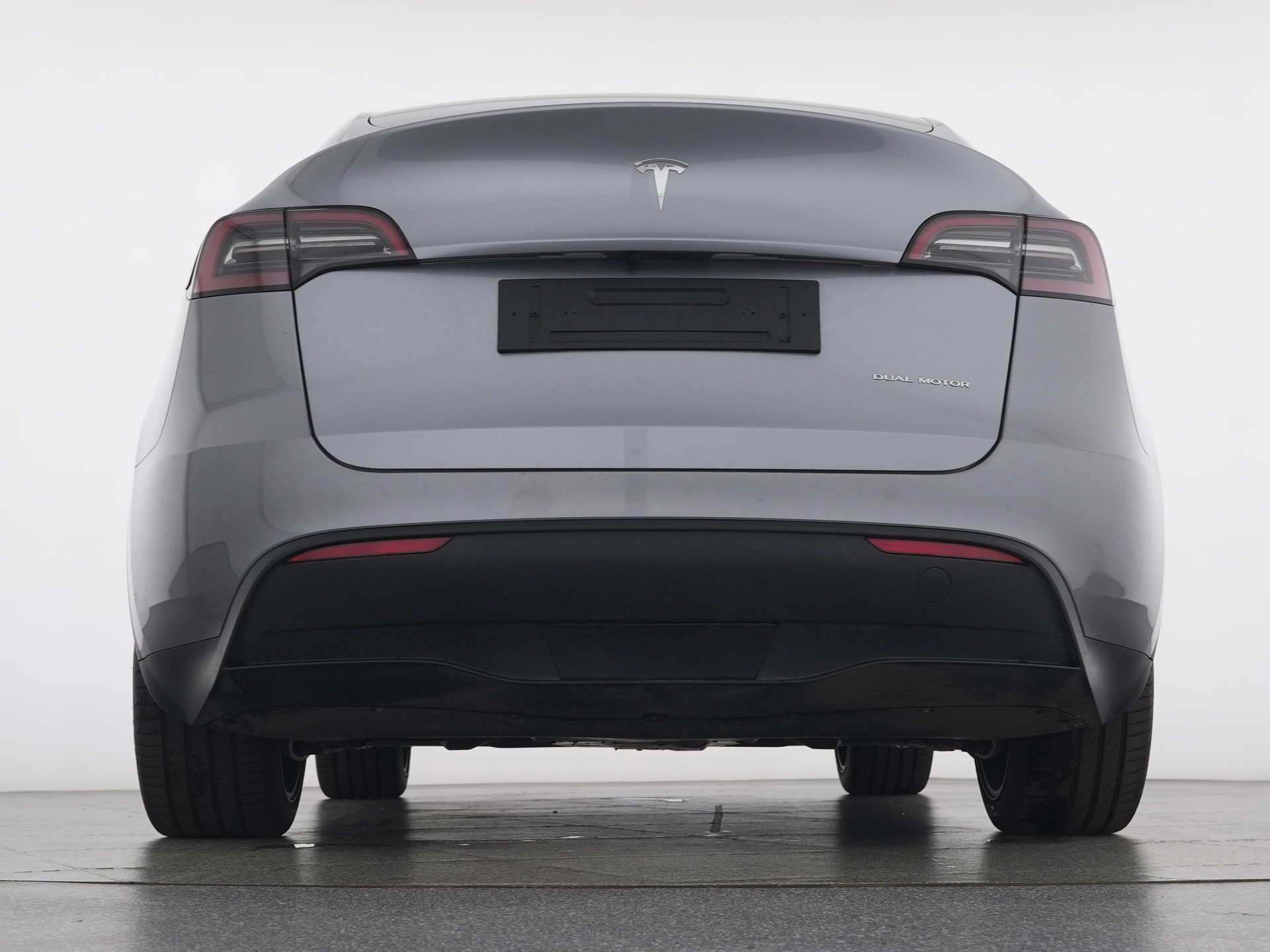 TESLA Model Y Long Range-showroom-element-3