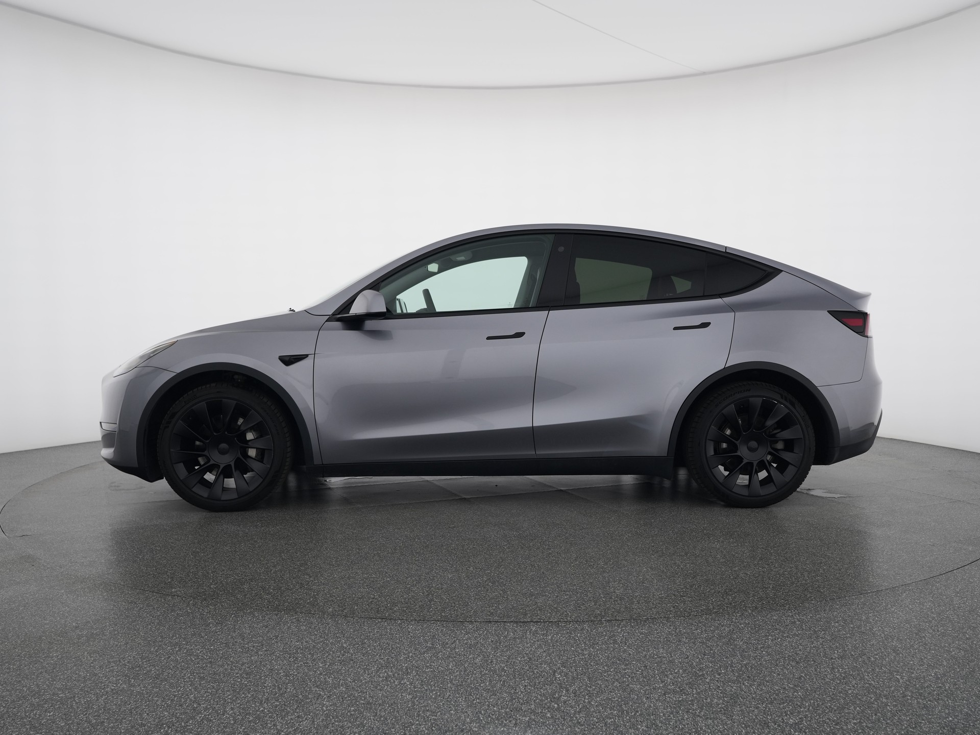 TESLA Model Y Long Range-showroom-element-1