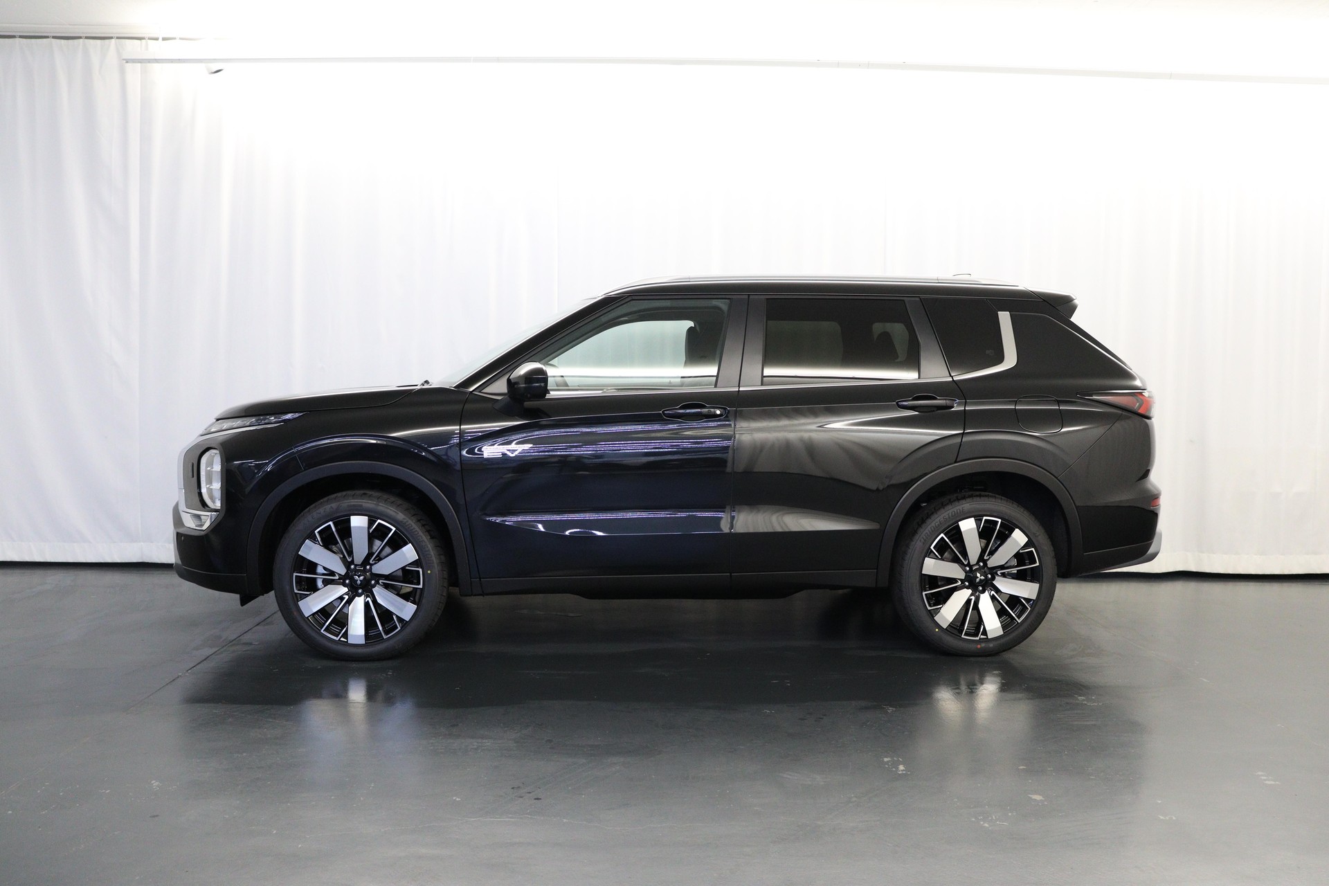 MITSUBISHI Outlander 2.4 PHEV Intense 4x4-image-3