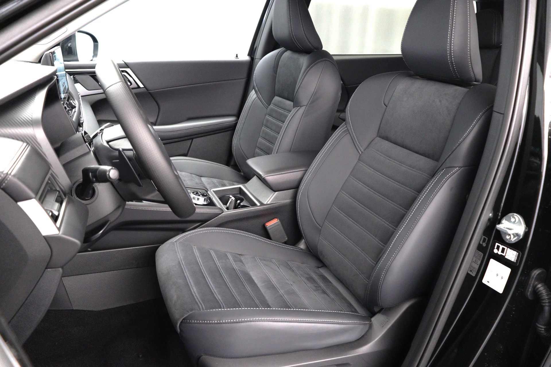 MITSUBISHI Outlander 2.4 PHEV Intense 4x4-image-2
