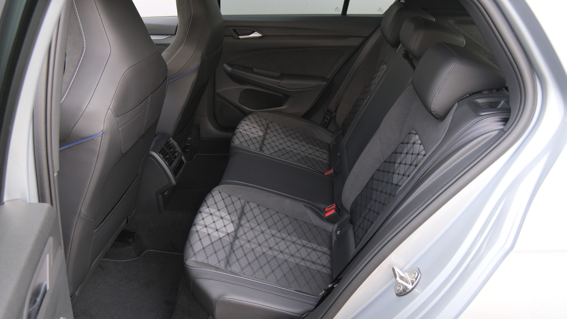 VW Golf 1.5 e TSI mHEV R-Line DSG * Black Style *-image-24