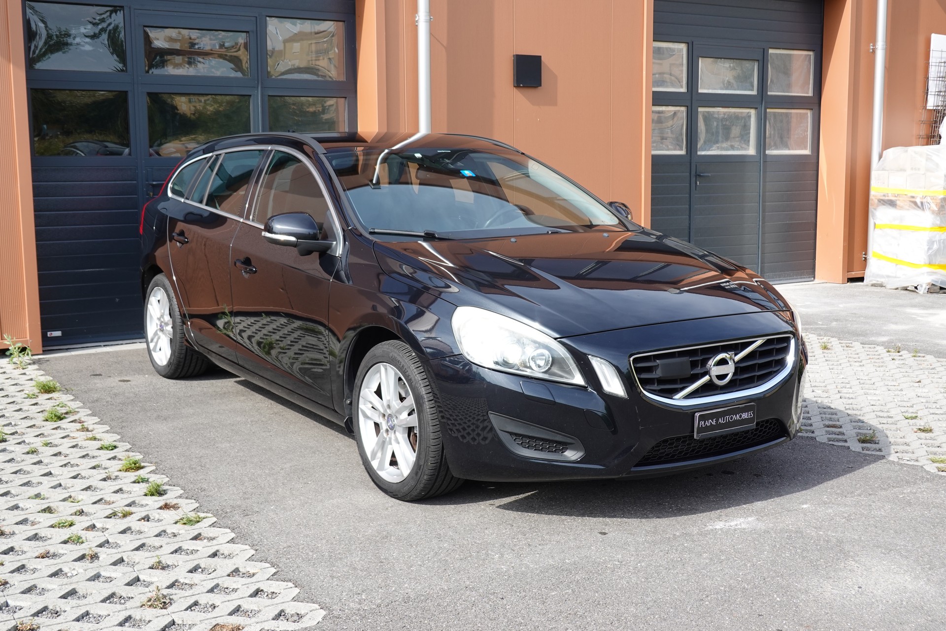 VOLVO V60 D4 AWD Geartronic "* CH Véhicule * 8 Roues * Phares Auto * Sièges chauffants * Capteur stationnement * Tempomat *-image-2