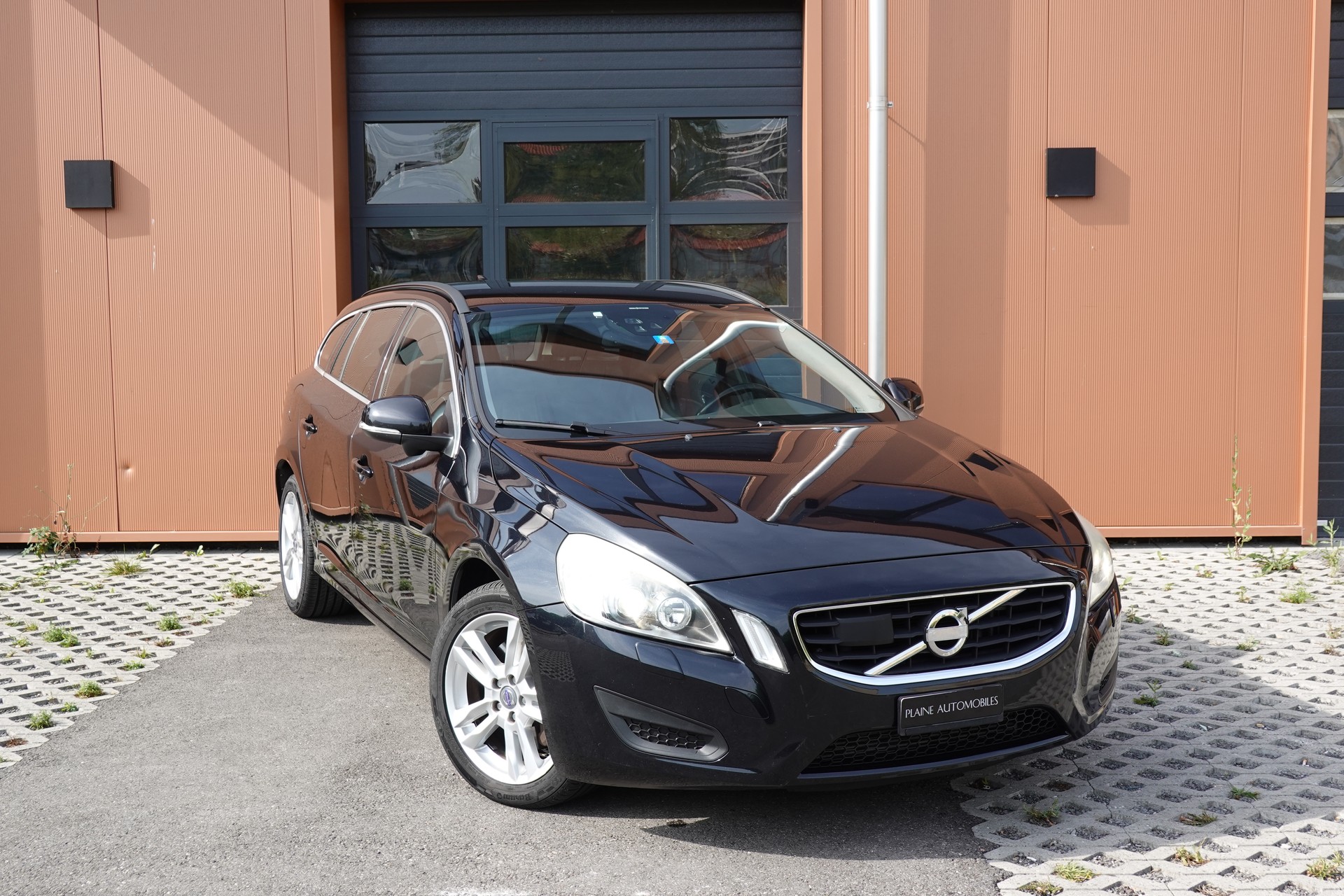 VOLVO V60 D4 AWD Geartronic "* CH Véhicule * 8 Roues * Phares Auto * Sièges chauffants * Capteur stationnement * Tempomat *-image-0
