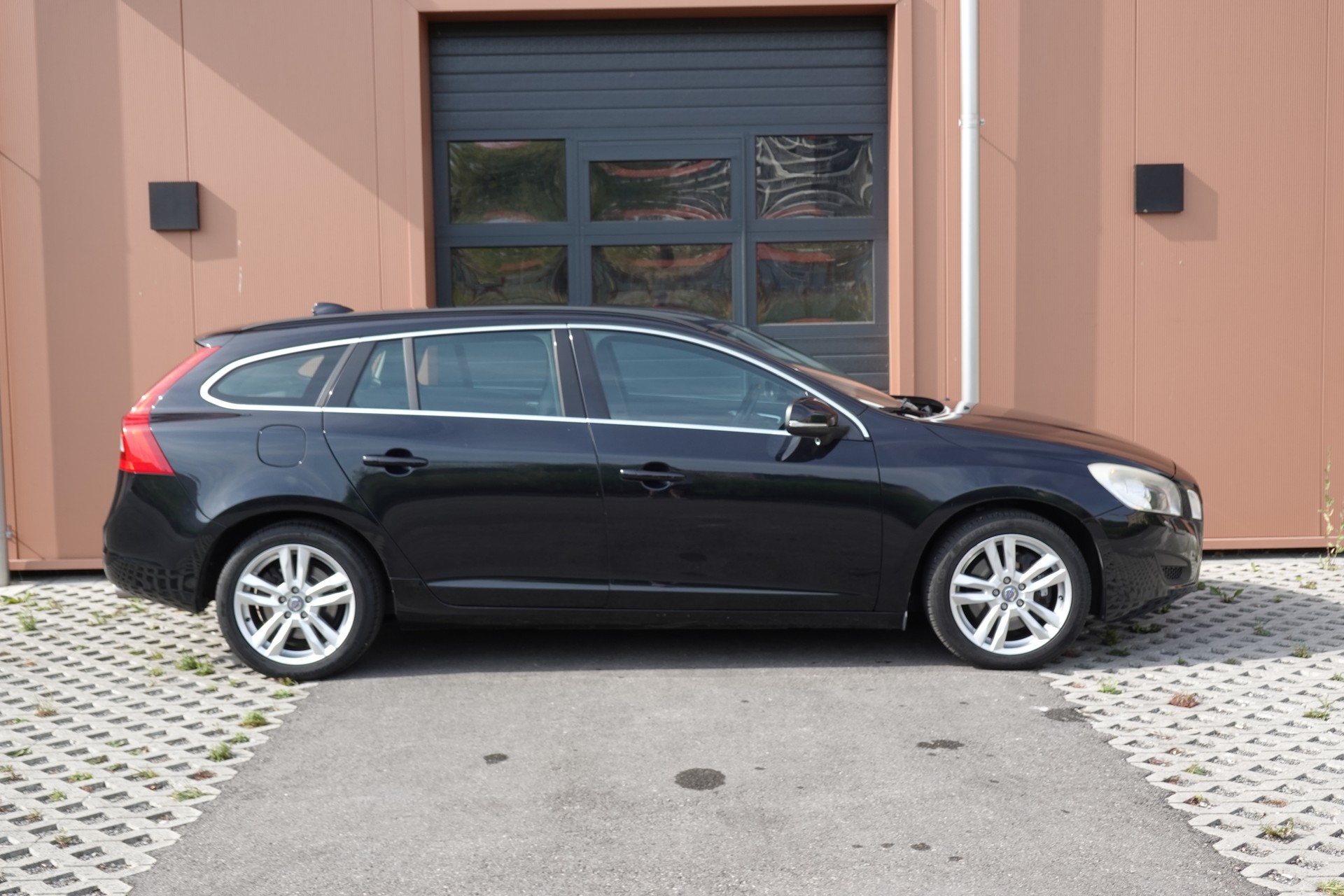 VOLVO V60 D4 AWD Geartronic "* CH Véhicule * 8 Roues * Phares Auto * Sièges chauffants * Capteur stationnement * Tempomat *-image-3