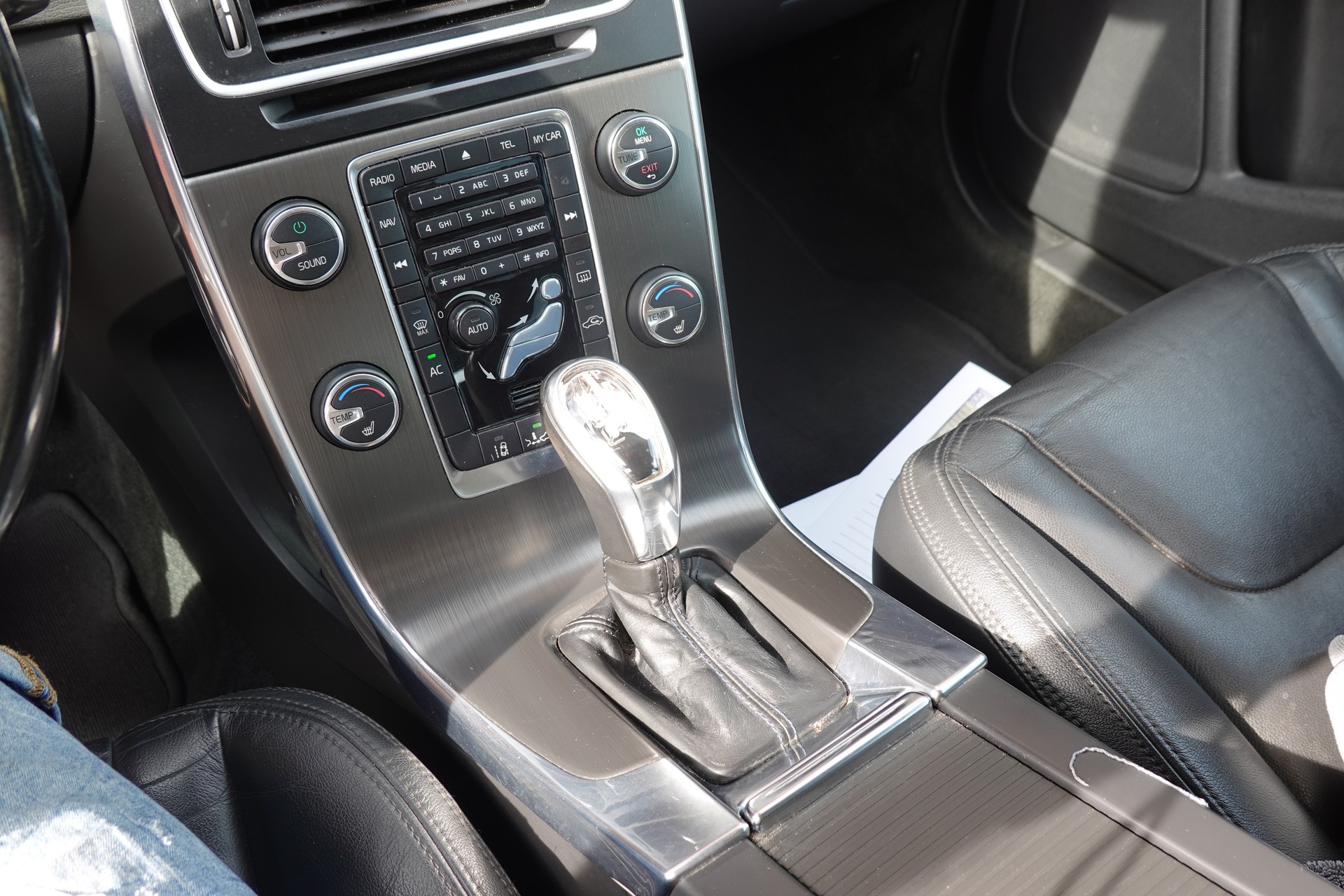 VOLVO V60 D4 AWD Geartronic "* CH Véhicule * 8 Roues * Phares Auto * Sièges chauffants * Capteur stationnement * Tempomat *-image-16