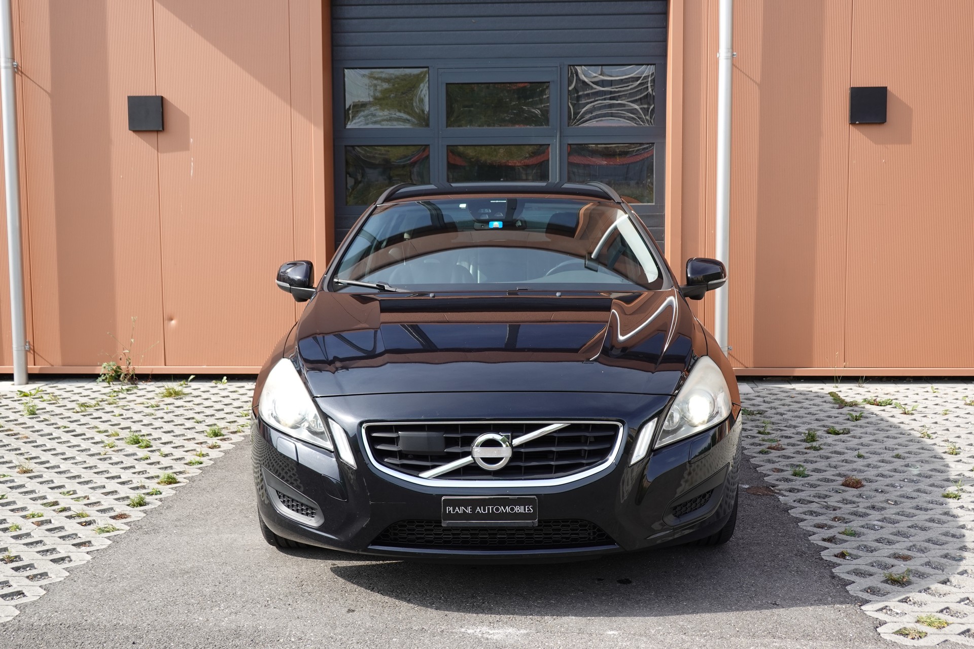 VOLVO V60 D4 AWD Geartronic "* CH Véhicule * 8 Roues * Phares Auto * Sièges chauffants * Capteur stationnement * Tempomat *-image-1