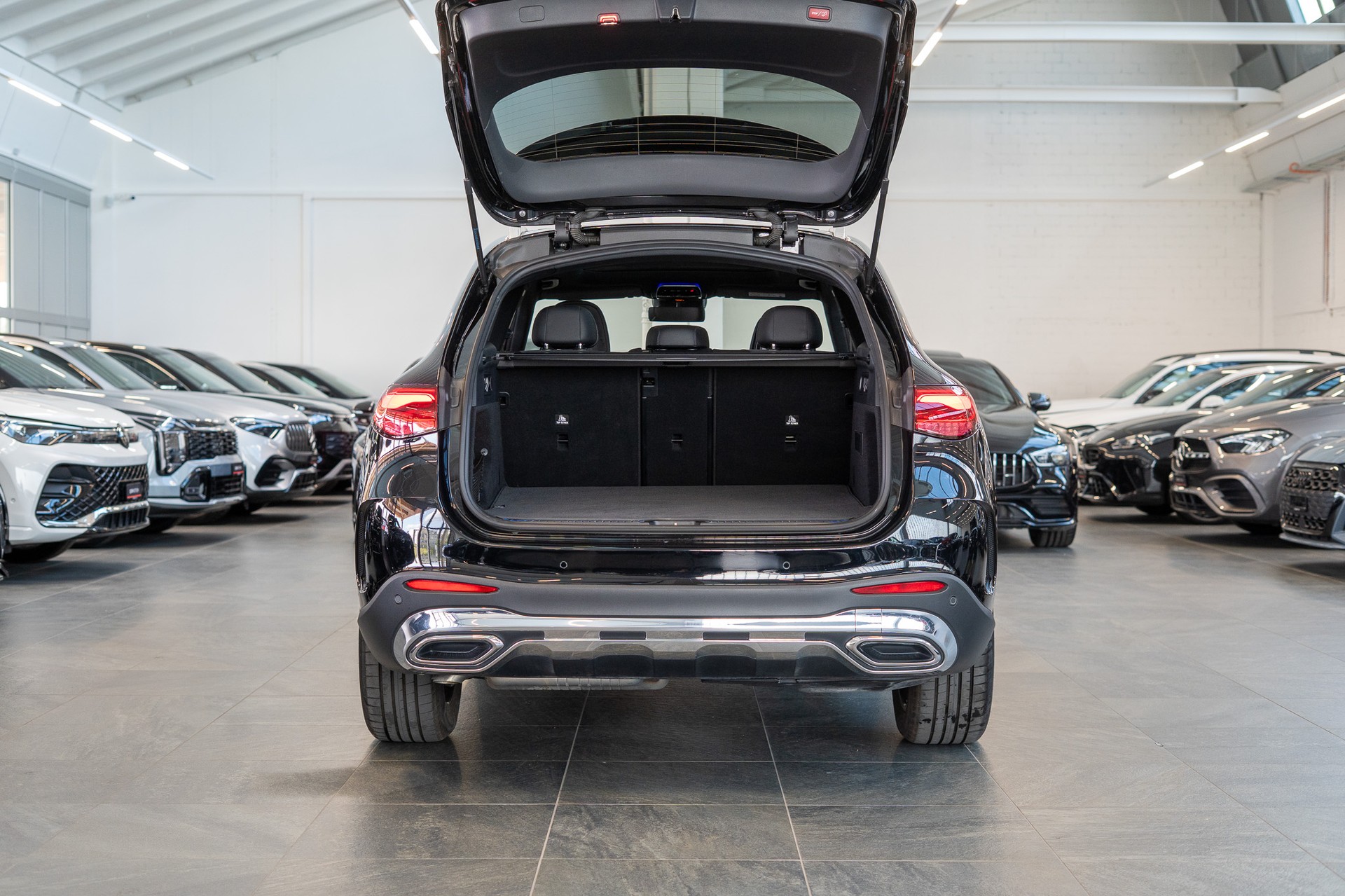 MERCEDES-BENZ GLC 220 d AMG Line 4matic / Panorama-Schiebedach / Ambiente-Beleuchtung / Sitzheizung-image-5