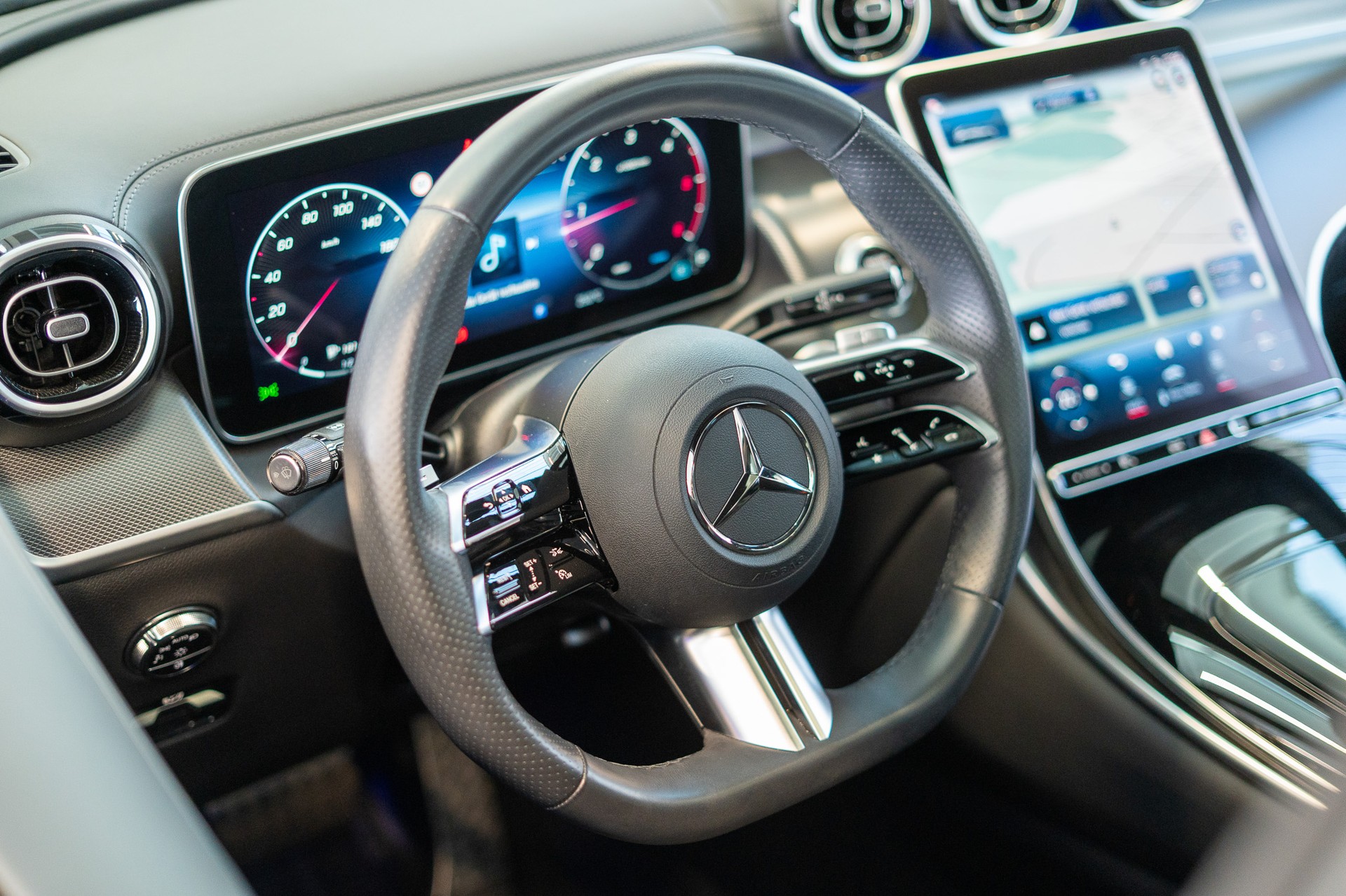 MERCEDES-BENZ GLC 220 d AMG Line 4matic / Panorama-Schiebedach / Ambiente-Beleuchtung / Sitzheizung-image-9