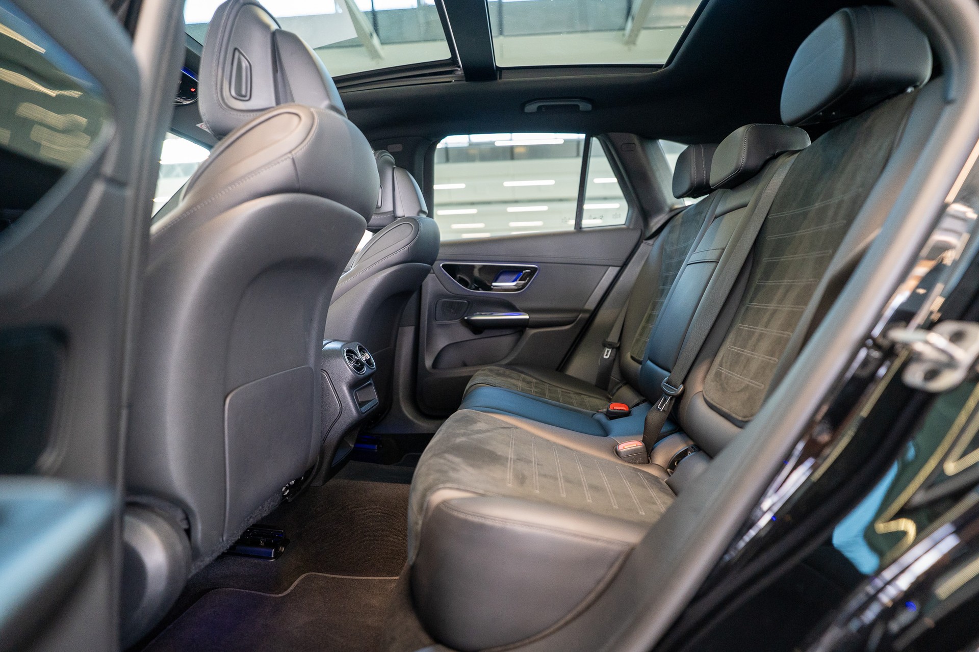 MERCEDES-BENZ GLC 220 d AMG Line 4matic / Panorama-Schiebedach / Ambiente-Beleuchtung / Sitzheizung-image-12