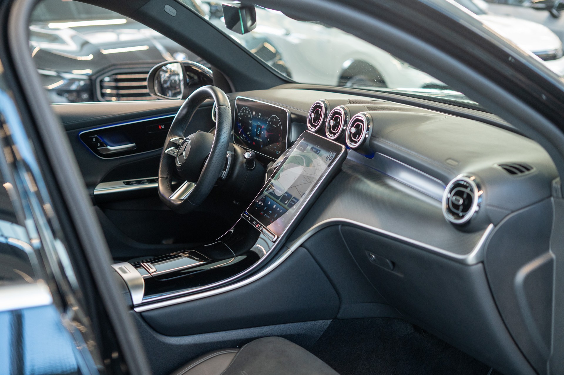 MERCEDES-BENZ GLC 220 d AMG Line 4matic / Panorama-Schiebedach / Ambiente-Beleuchtung / Sitzheizung-image-15