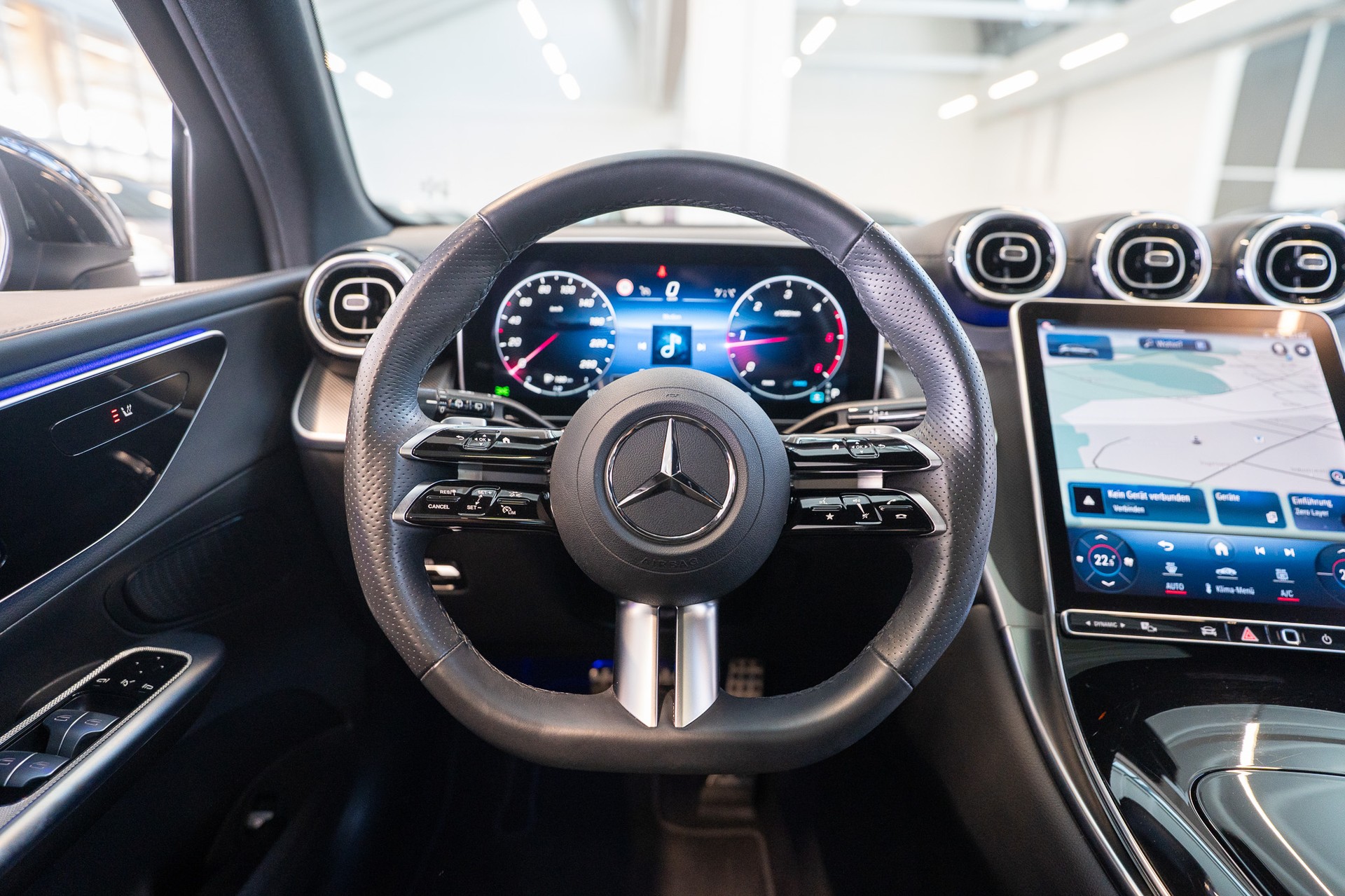 MERCEDES-BENZ GLC 220 d AMG Line 4matic / Panorama-Schiebedach / Ambiente-Beleuchtung / Sitzheizung-image-17