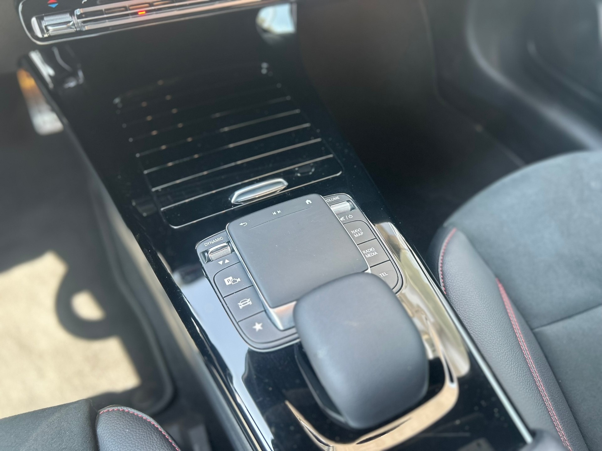 MERCEDES-BENZ CLA Shooting Brake 250 4Matic AMG Line Swiss Star-image-17
