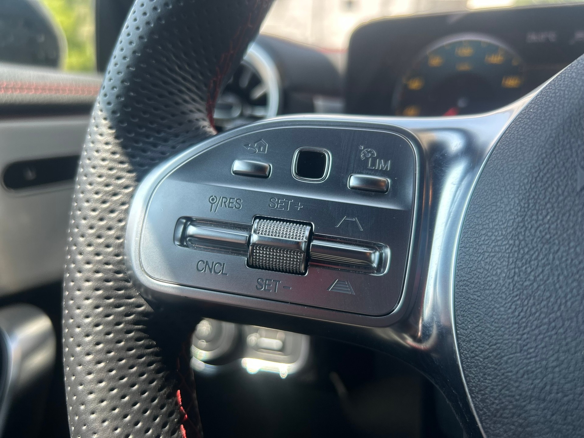 MERCEDES-BENZ CLA Shooting Brake 250 4Matic AMG Line Swiss Star-image-16