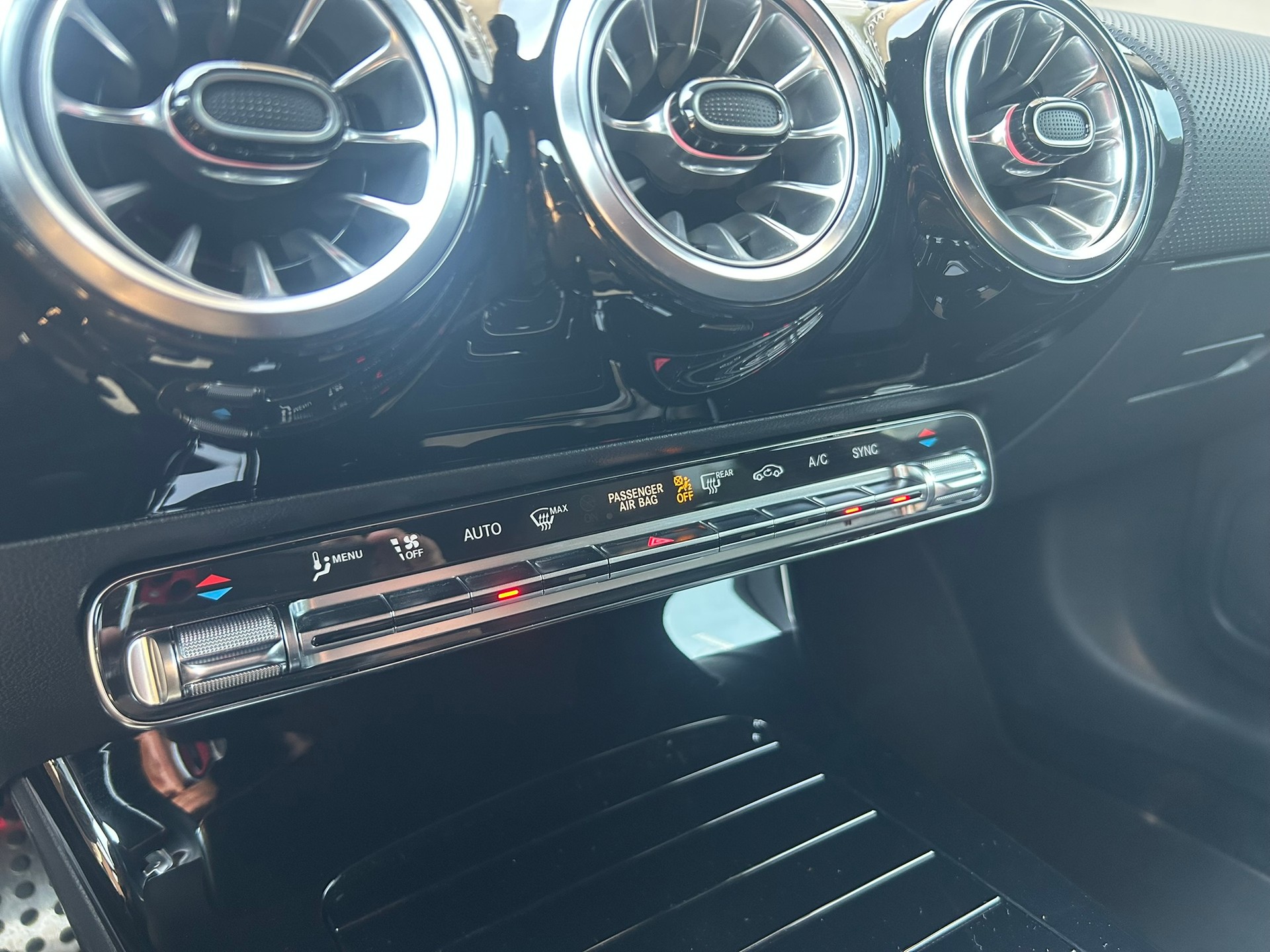 MERCEDES-BENZ CLA Shooting Brake 250 4Matic AMG Line Swiss Star-image-15