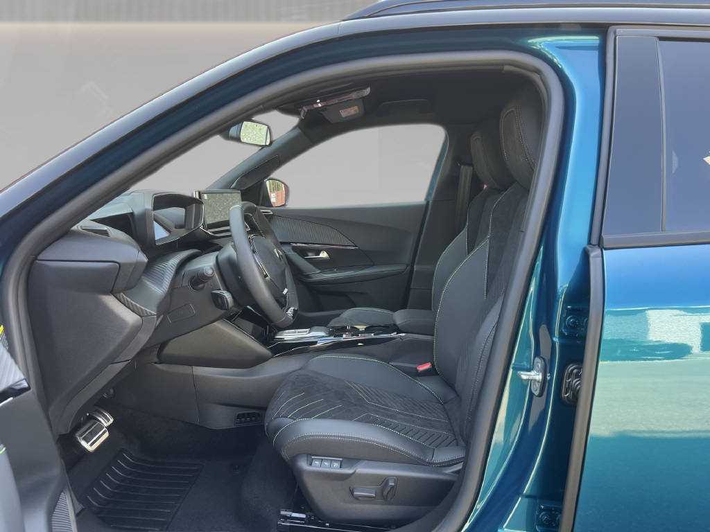 PEUGEOT 2008 1.2 Hybrid 145 GT Exclusive-image-9
