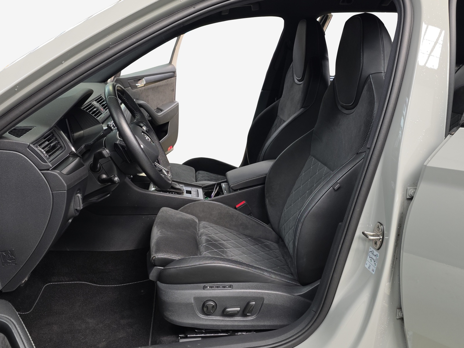 SKODA Superb Combi 2.0 TDi SportLine Light 4x4 DSG-image-7