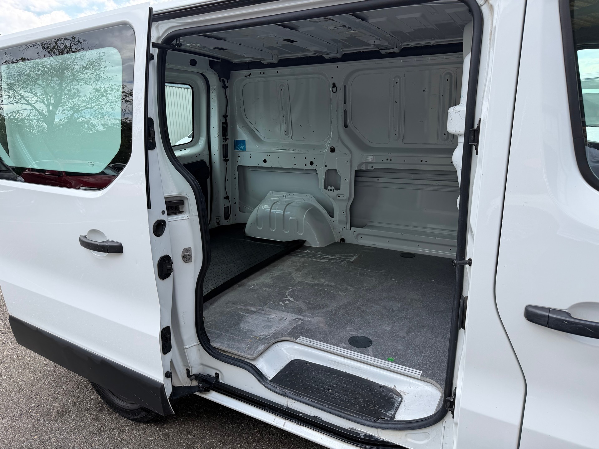 OPEL Vivaro 1.6 CDTI 2.7t L1H1-image-12