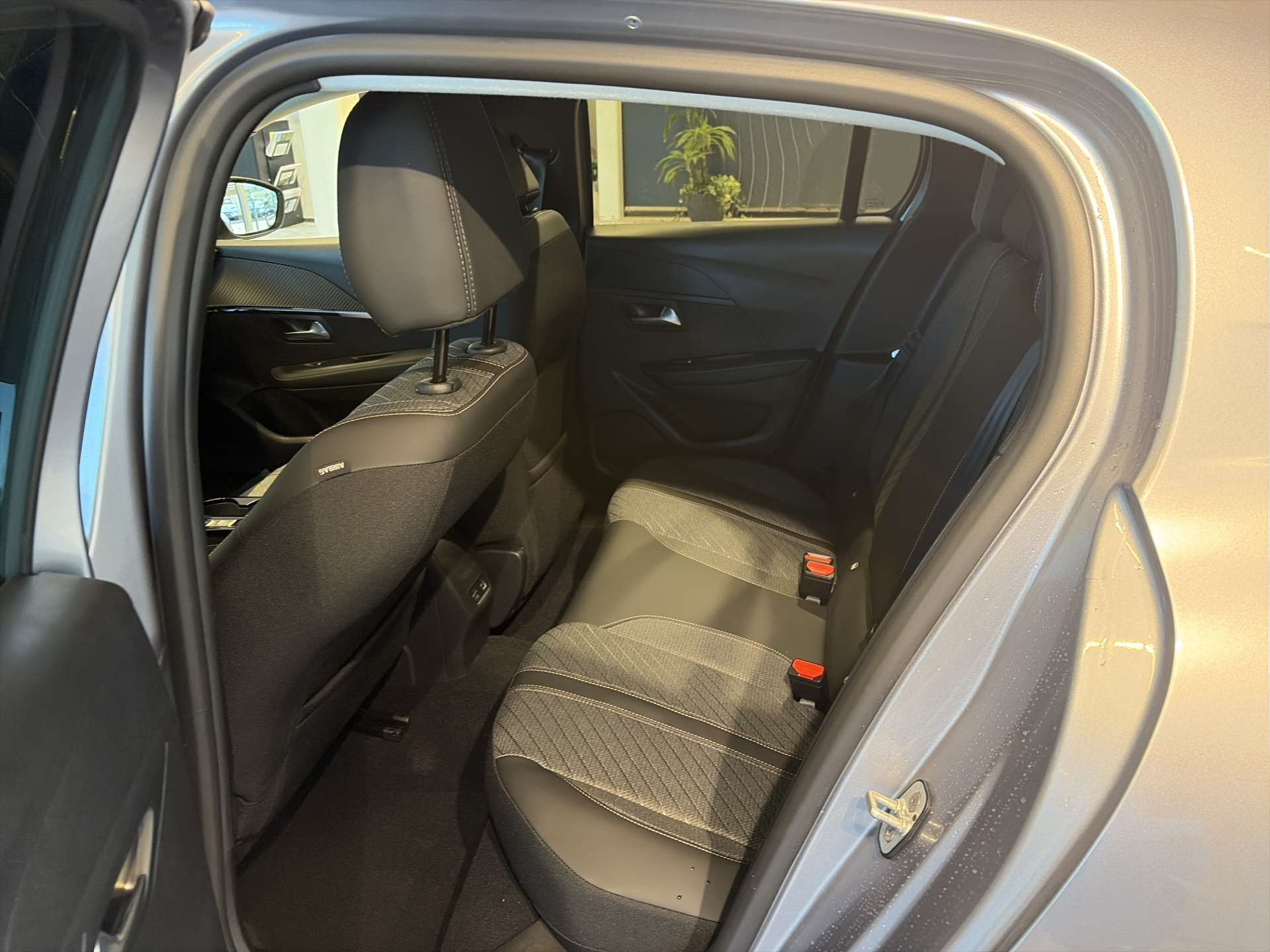 PEUGEOT 208 1.2 MHEV 110 Allure Automat-image-6