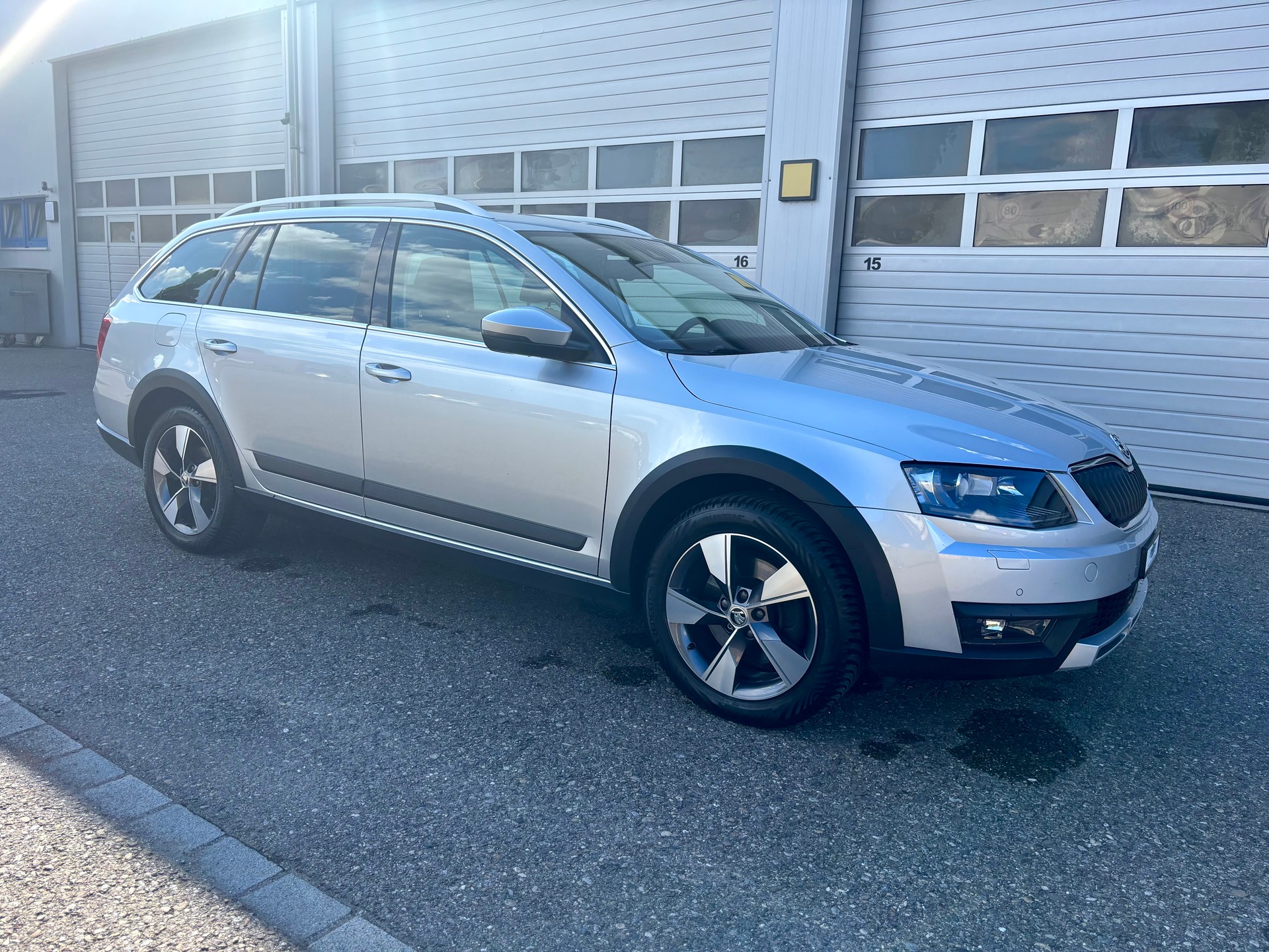 SKODA Octavia Combi 1.8 TSI Scout 4x4 DSG OFFROAD-image-2