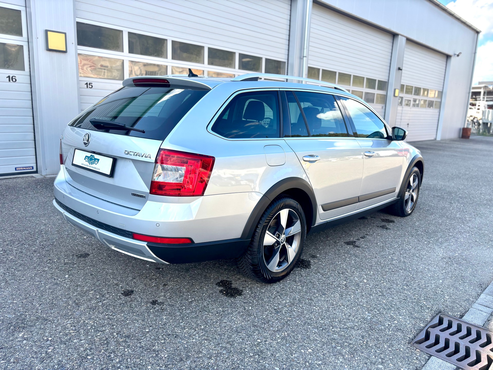 SKODA Octavia Combi 1.8 TSI Scout 4x4 DSG OFFROAD-image-3