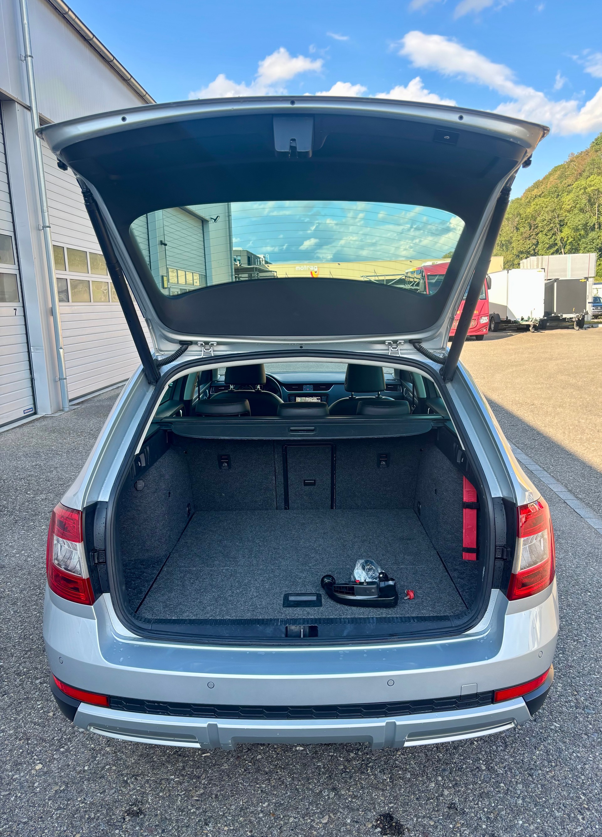 SKODA Octavia Combi 1.8 TSI Scout 4x4 DSG OFFROAD-image-13