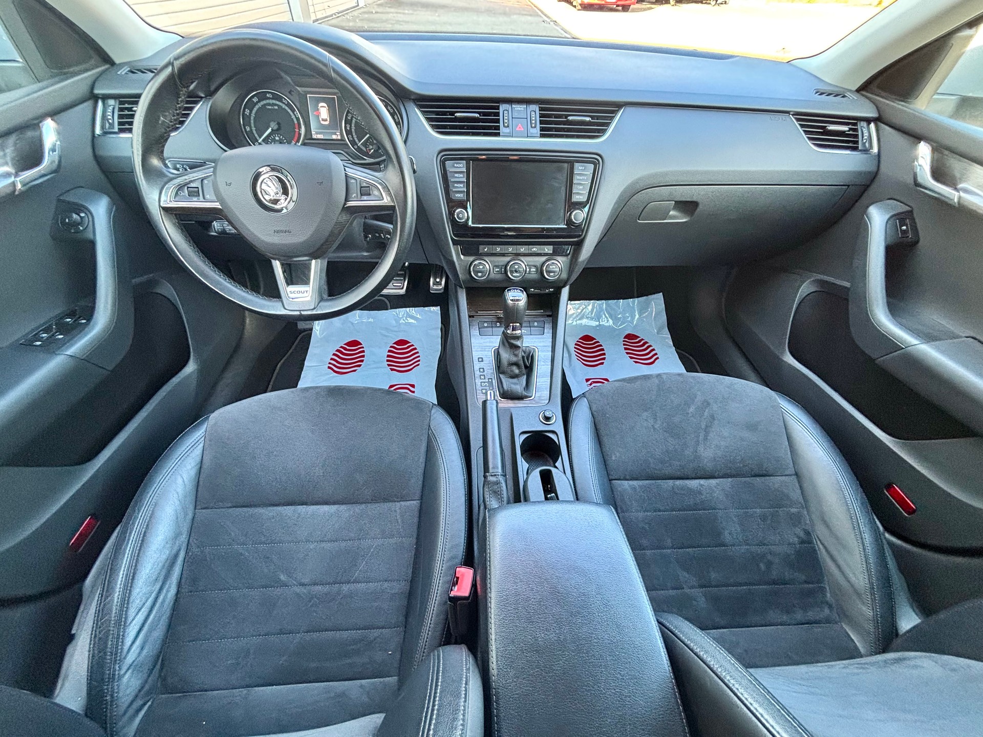 SKODA Octavia Combi 1.8 TSI Scout 4x4 DSG OFFROAD-image-5