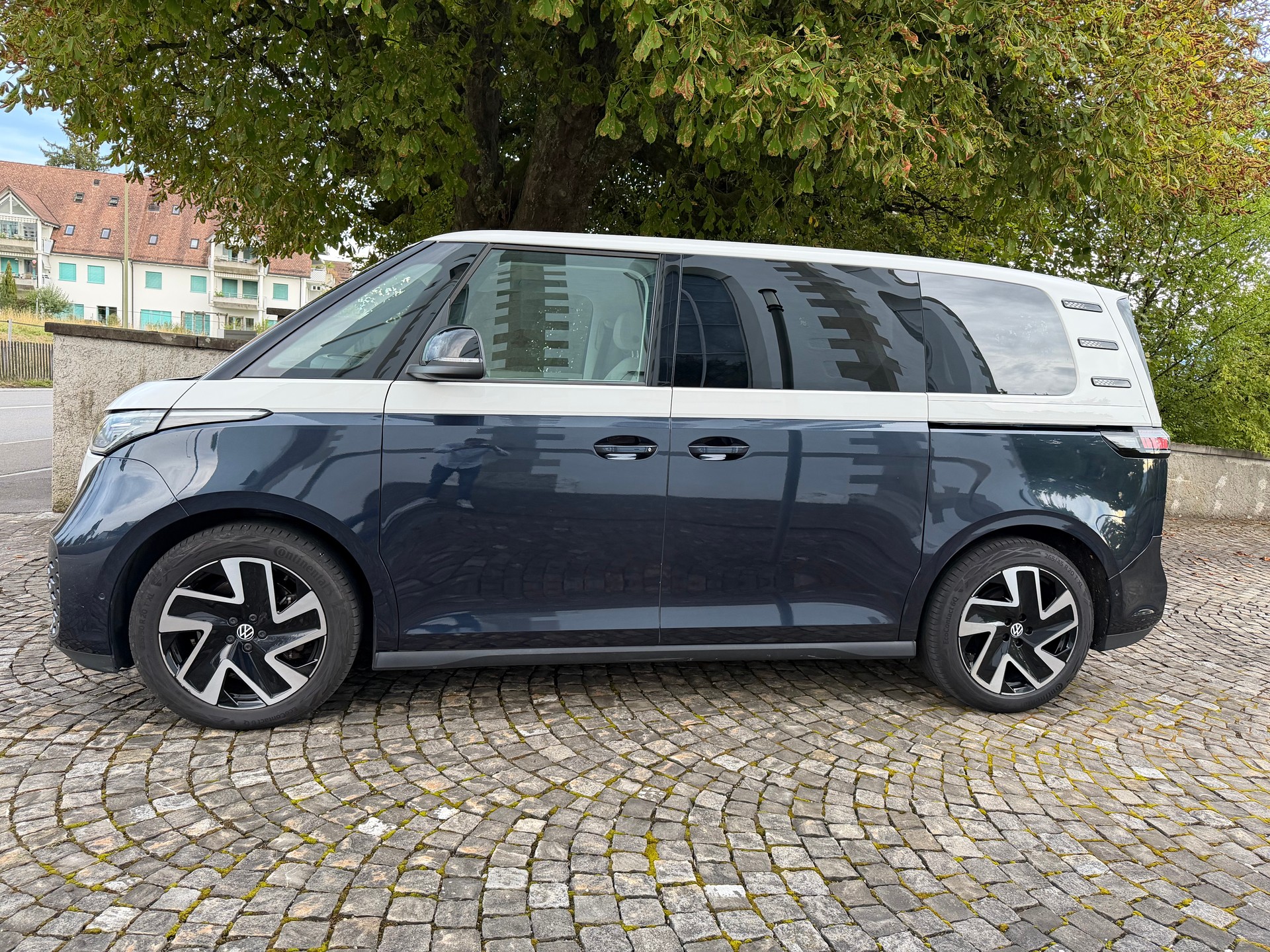 VW ID.Buzz NWB Pro / CH-Fahrzeug / 36 Monate Garantie exkl / Vollausstattung / Matrix LED / AHK 2500kg /-image-7