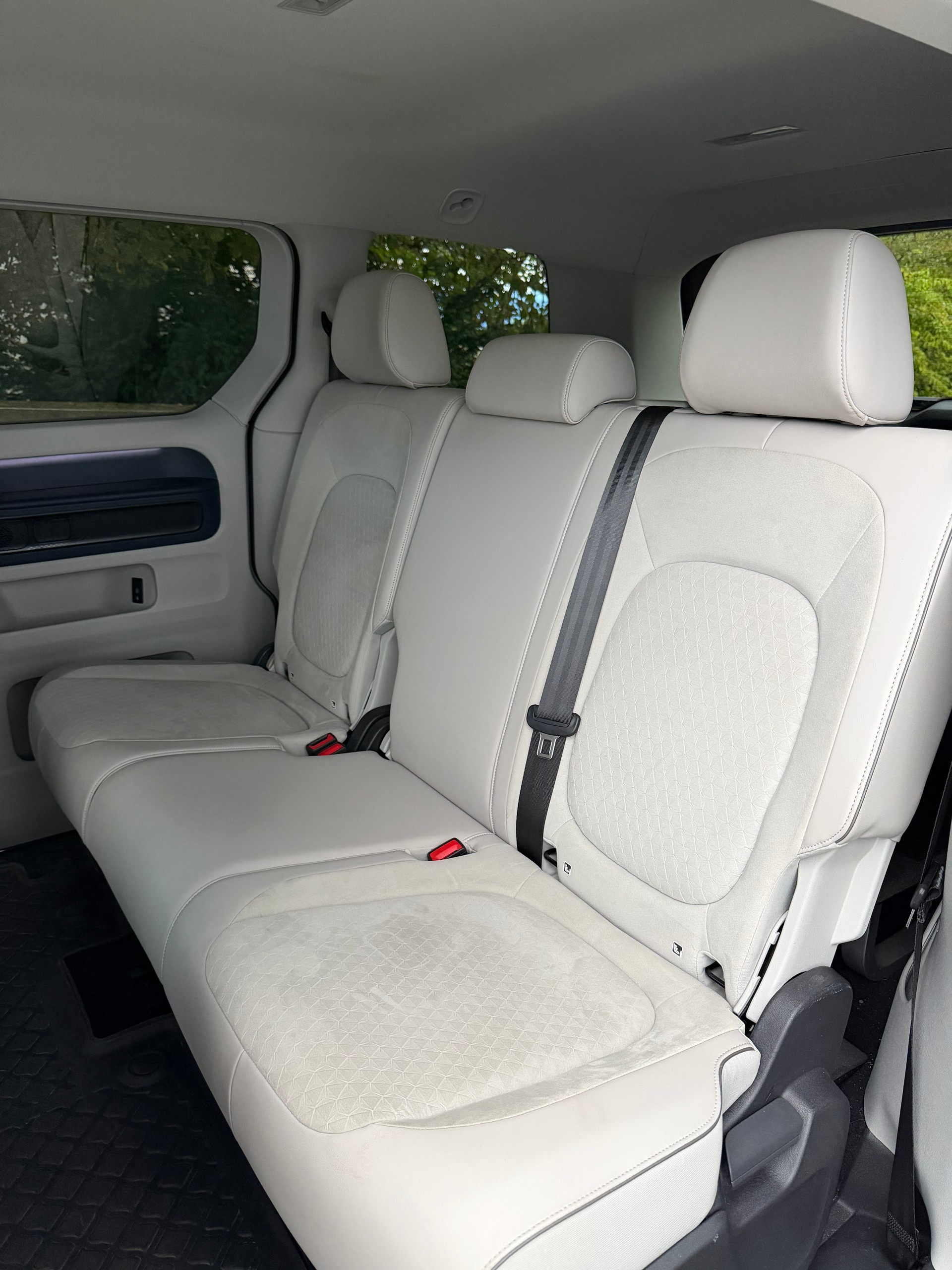 VW ID.Buzz NWB Pro / CH-Fahrzeug / 36 Monate Garantie exkl / Vollausstattung / Matrix LED / AHK 2500kg /-image-11