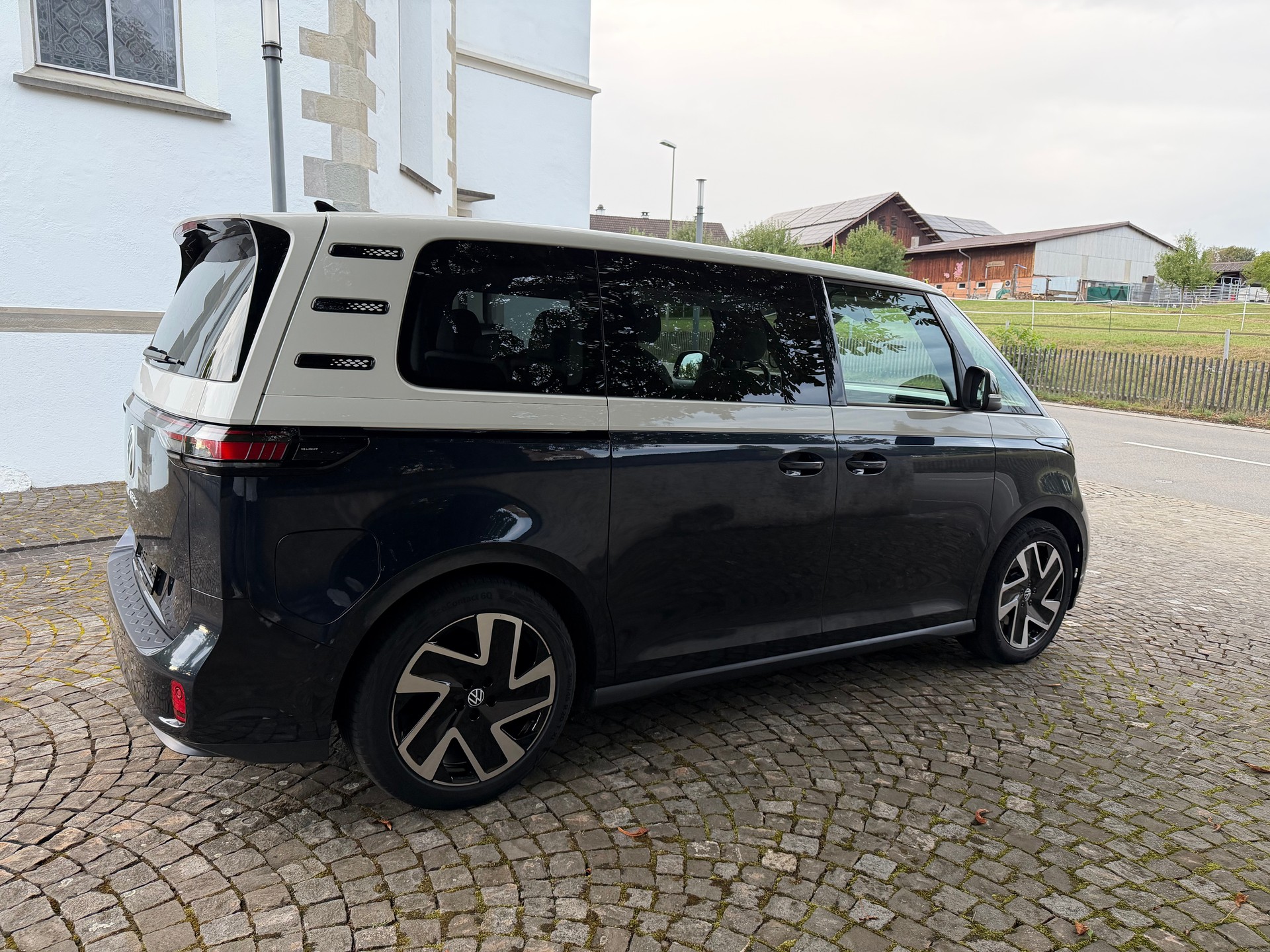 VW ID.Buzz NWB Pro / CH-Fahrzeug / 36 Monate Garantie exkl / Vollausstattung / Matrix LED / AHK 2500kg /-image-3