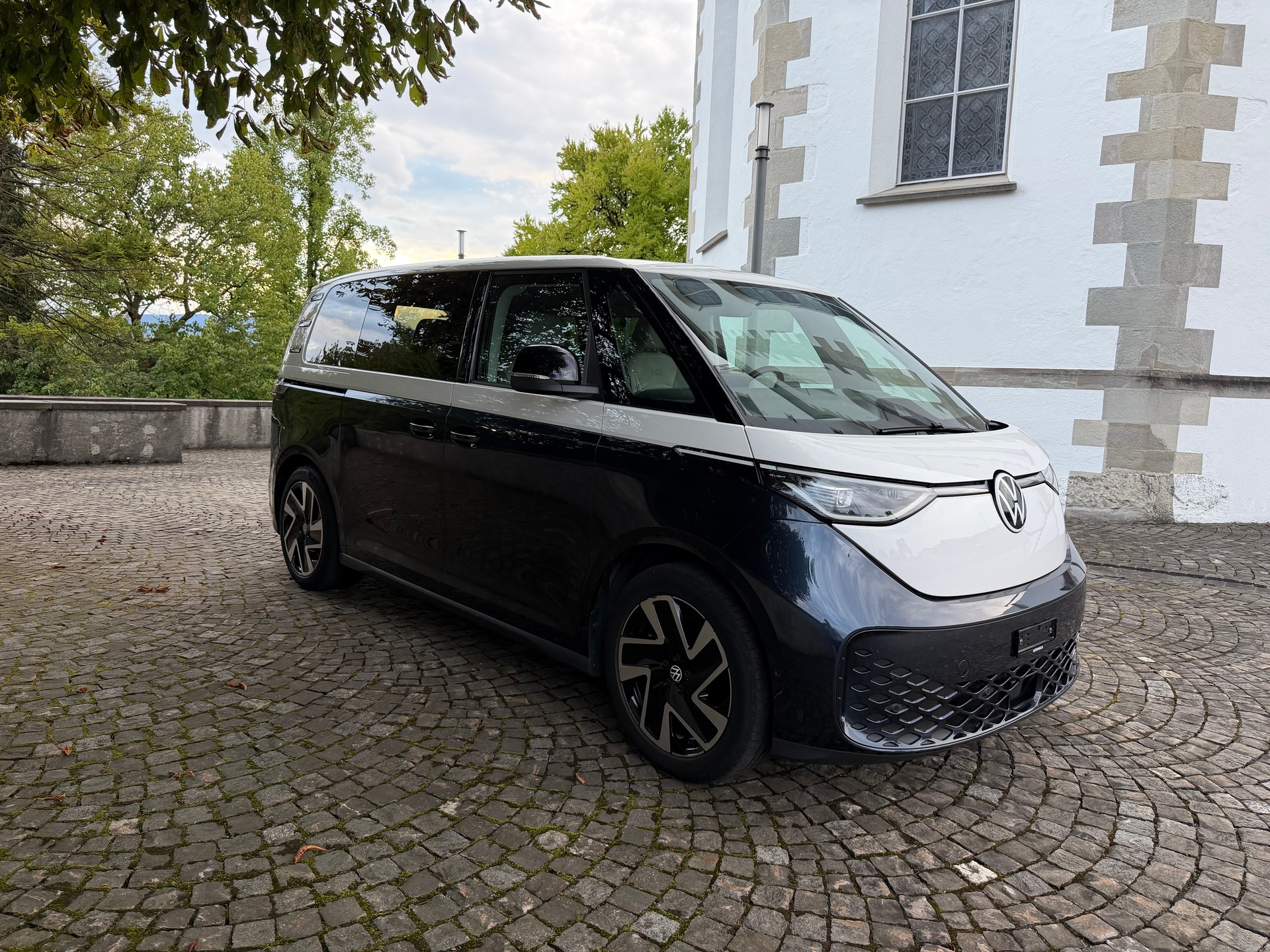 VW ID.Buzz NWB Pro / CH-Fahrzeug / 36 Monate Garantie exkl / Vollausstattung / Matrix LED / AHK 2500kg /-image-2