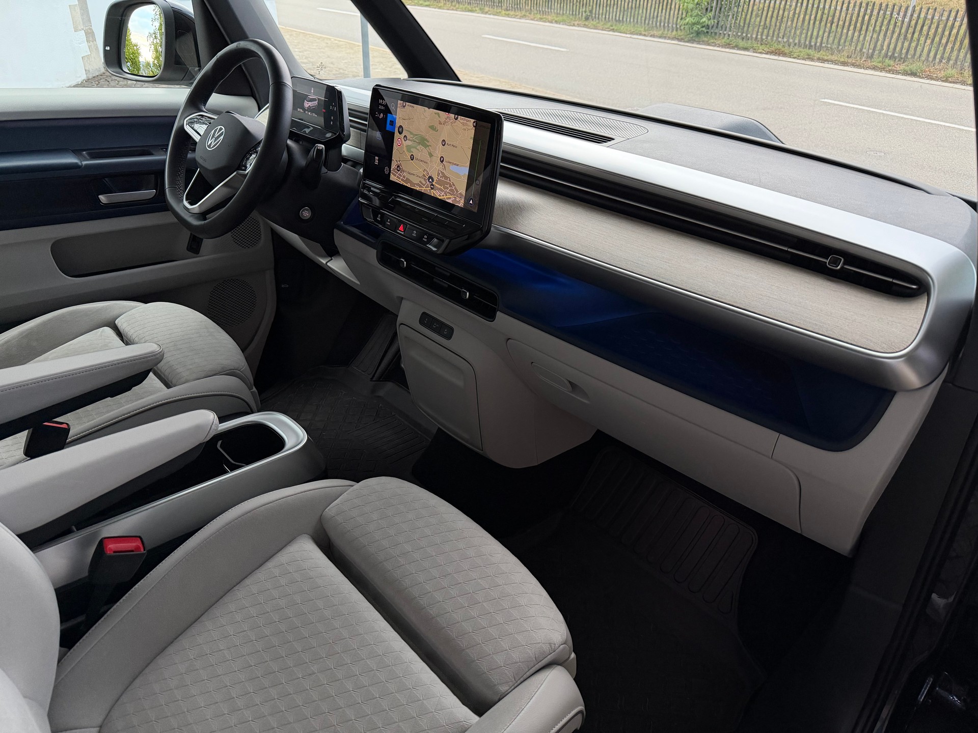 VW ID.Buzz NWB Pro / CH-Fahrzeug / 36 Monate Garantie exkl / Vollausstattung / Matrix LED / AHK 2500kg /-image-9