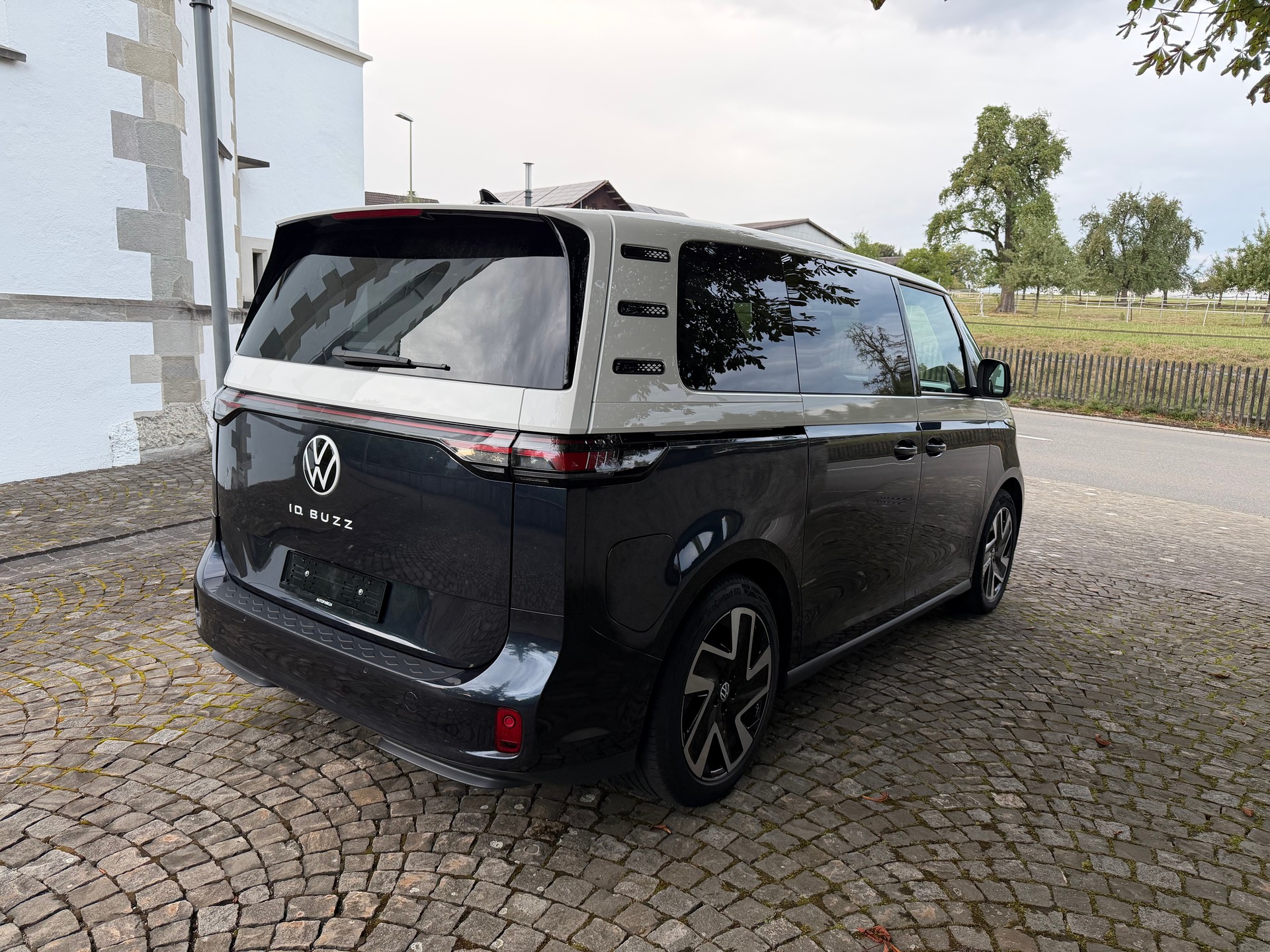 VW ID.Buzz NWB Pro / CH-Fahrzeug / 36 Monate Garantie exkl / Vollausstattung / Matrix LED / AHK 2500kg /-image-4