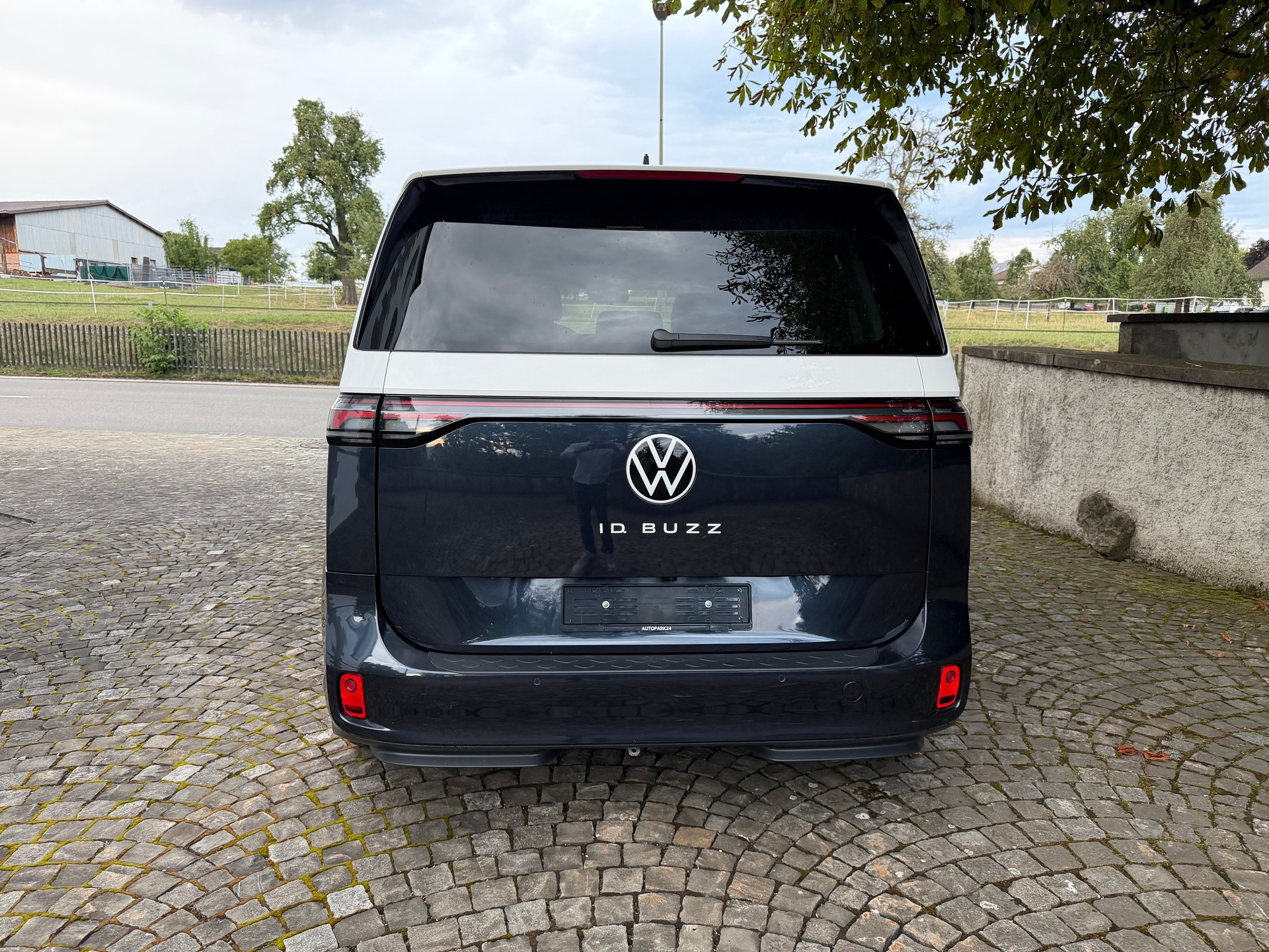 VW ID.Buzz NWB Pro / CH-Fahrzeug / 36 Monate Garantie exkl / Vollausstattung / Matrix LED / AHK 2500kg /-image-5