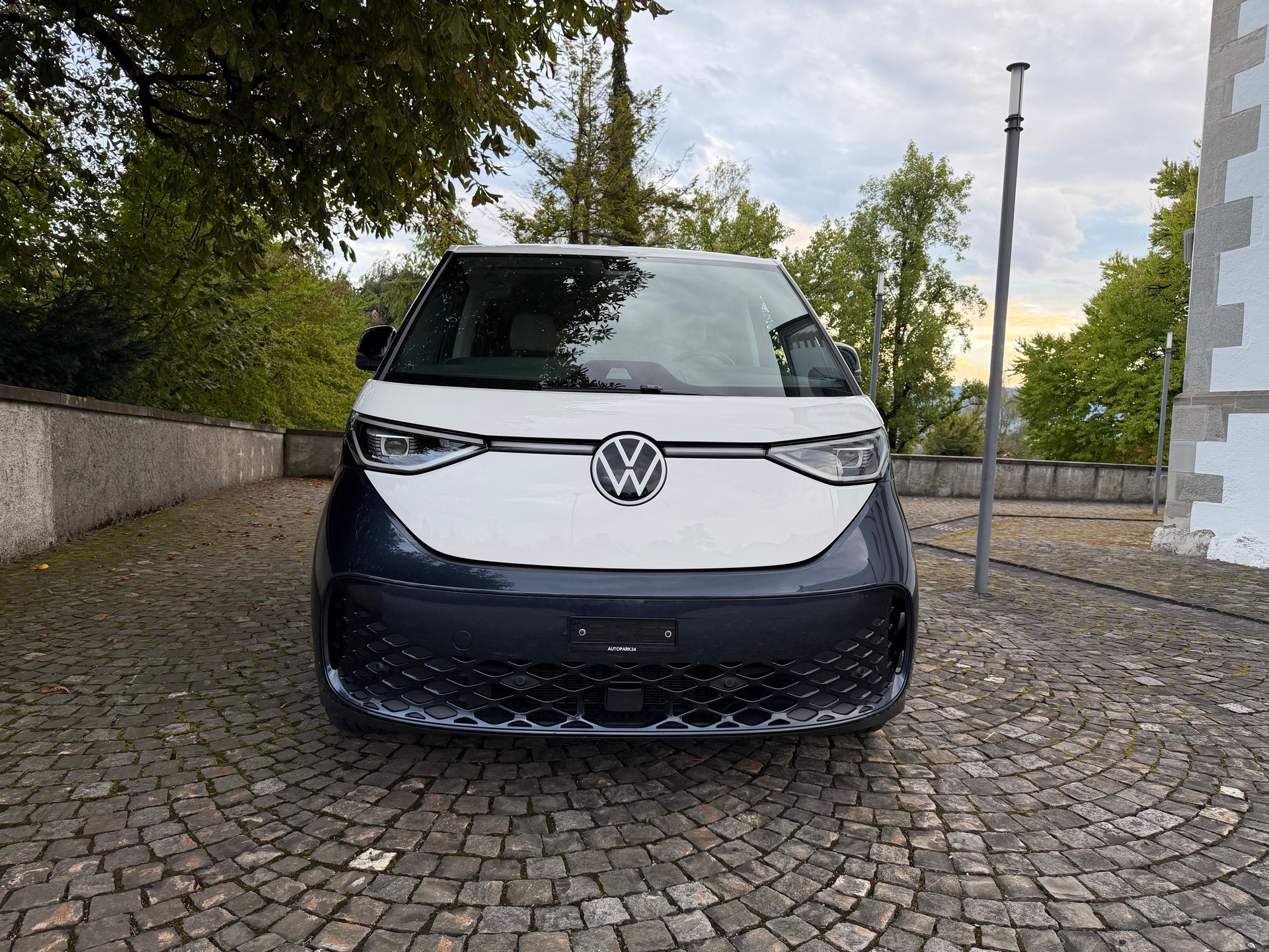VW ID.Buzz NWB Pro / CH-Fahrzeug / 36 Monate Garantie exkl / Vollausstattung / Matrix LED / AHK 2500kg /-image-1