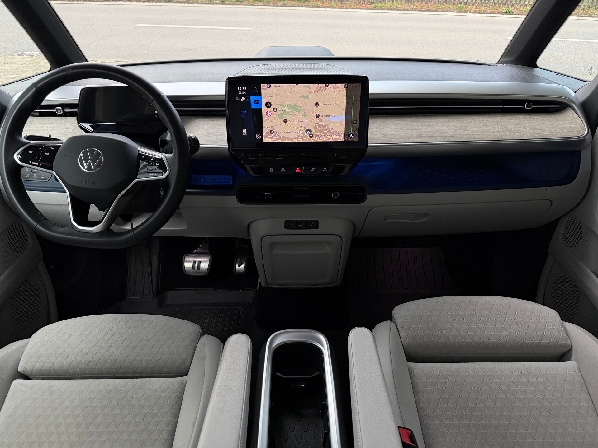 VW ID.Buzz NWB Pro / CH-Fahrzeug / 36 Monate Garantie exkl / Vollausstattung / Matrix LED / AHK 2500kg /-image-10