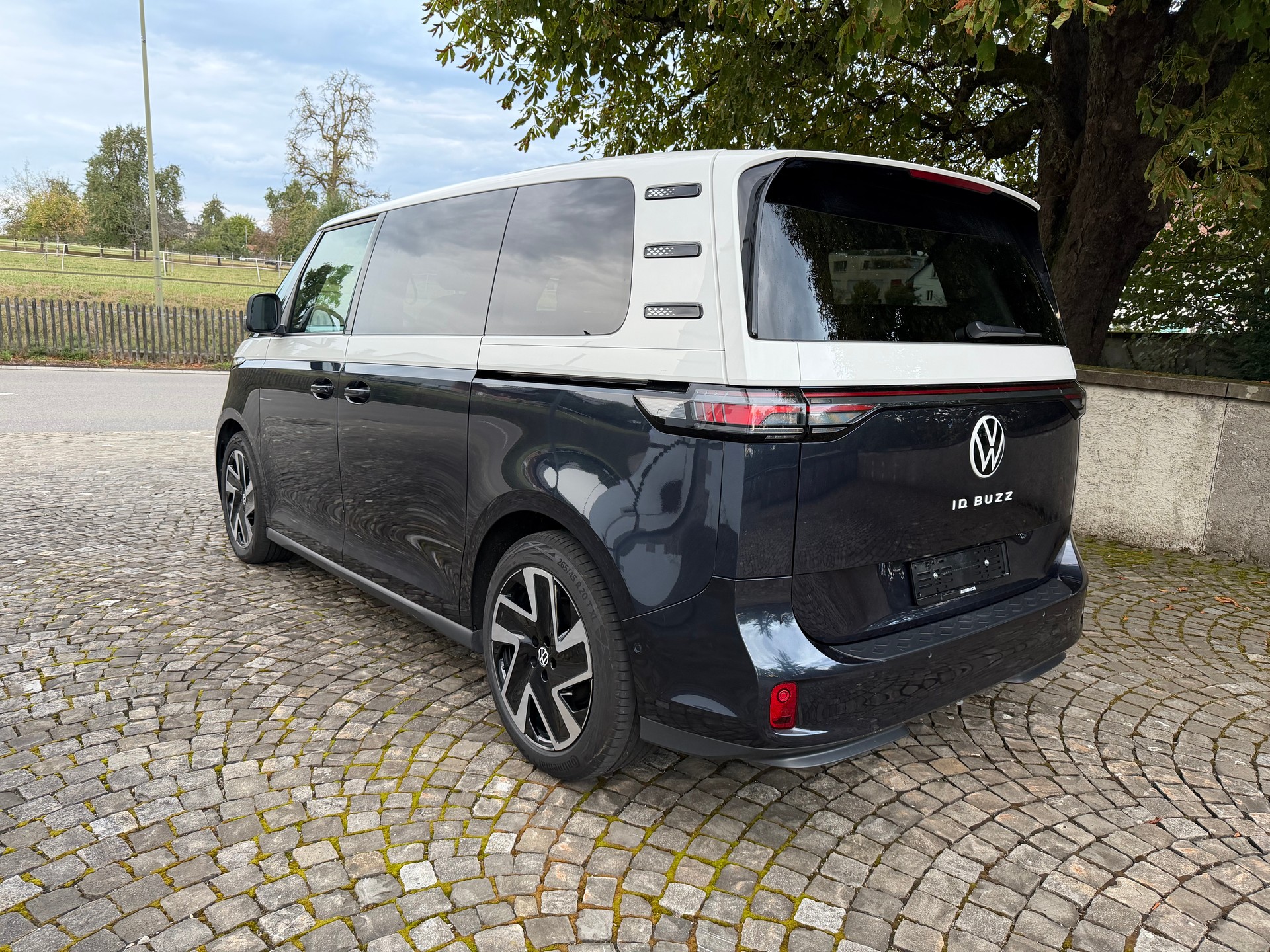 VW ID.Buzz NWB Pro / CH-Fahrzeug / 36 Monate Garantie exkl / Vollausstattung / Matrix LED / AHK 2500kg /-image-6