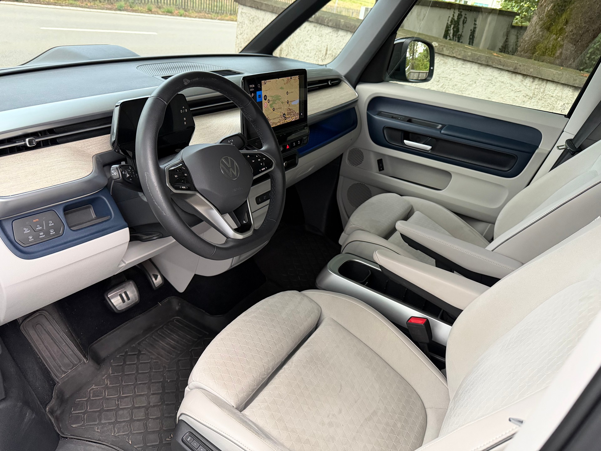 VW ID.Buzz NWB Pro / CH-Fahrzeug / 36 Monate Garantie exkl / Vollausstattung / Matrix LED / AHK 2500kg /-image-8
