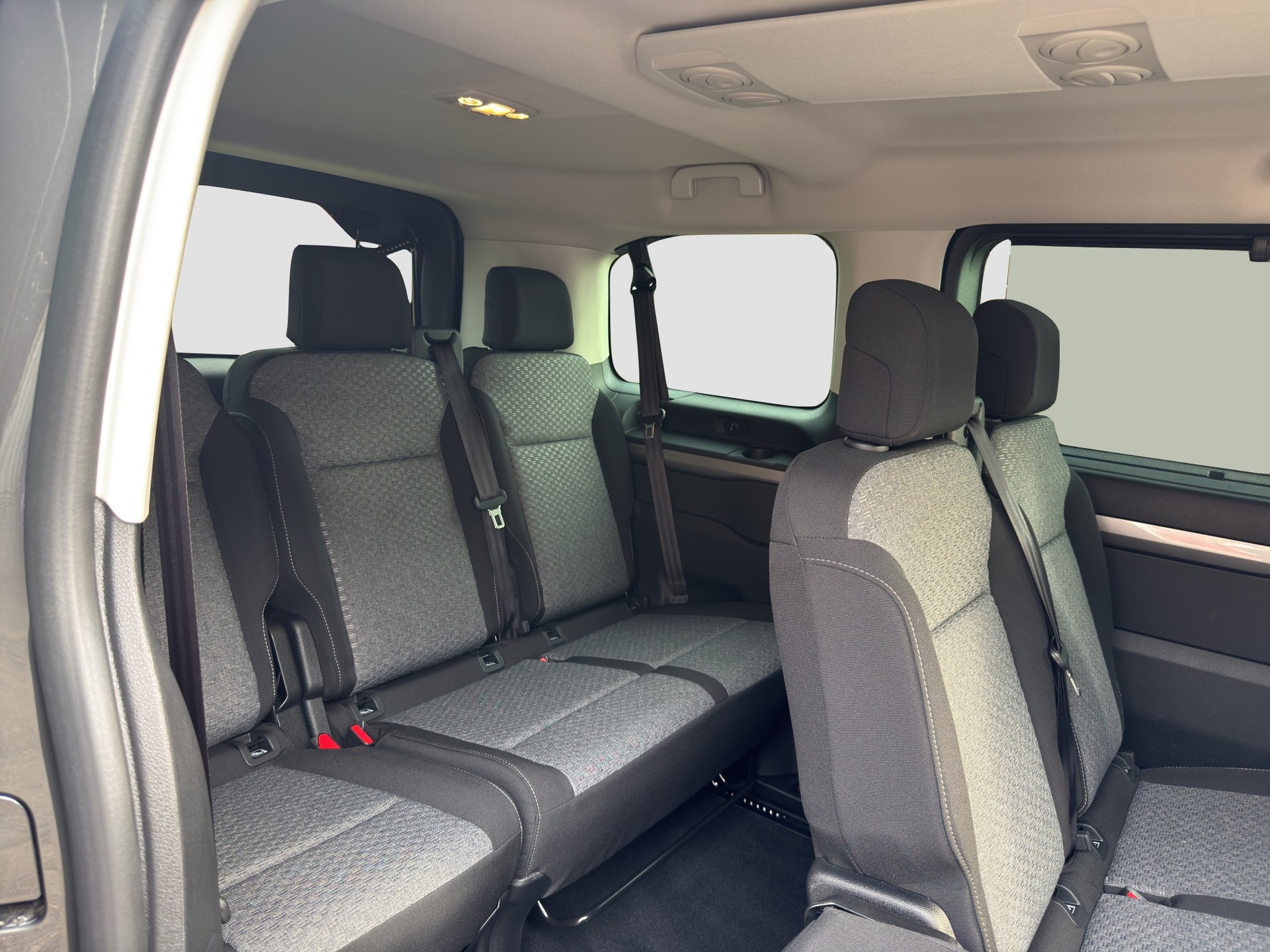 PEUGEOT Traveller 2.2 BlueHDi Family Edition Standard EAT8-image-15