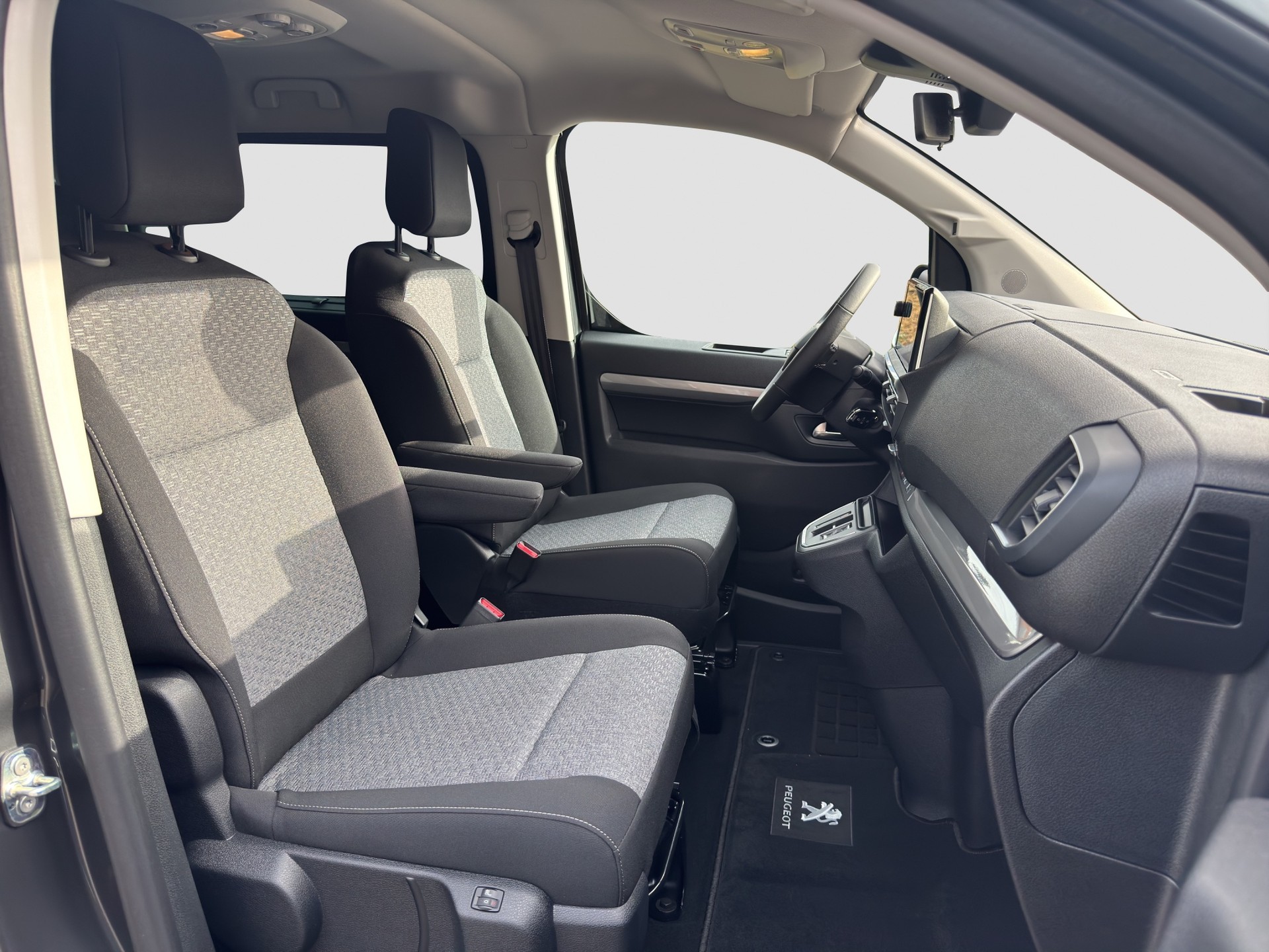 PEUGEOT Traveller 2.2 BlueHDi Family Edition Standard EAT8-image-14