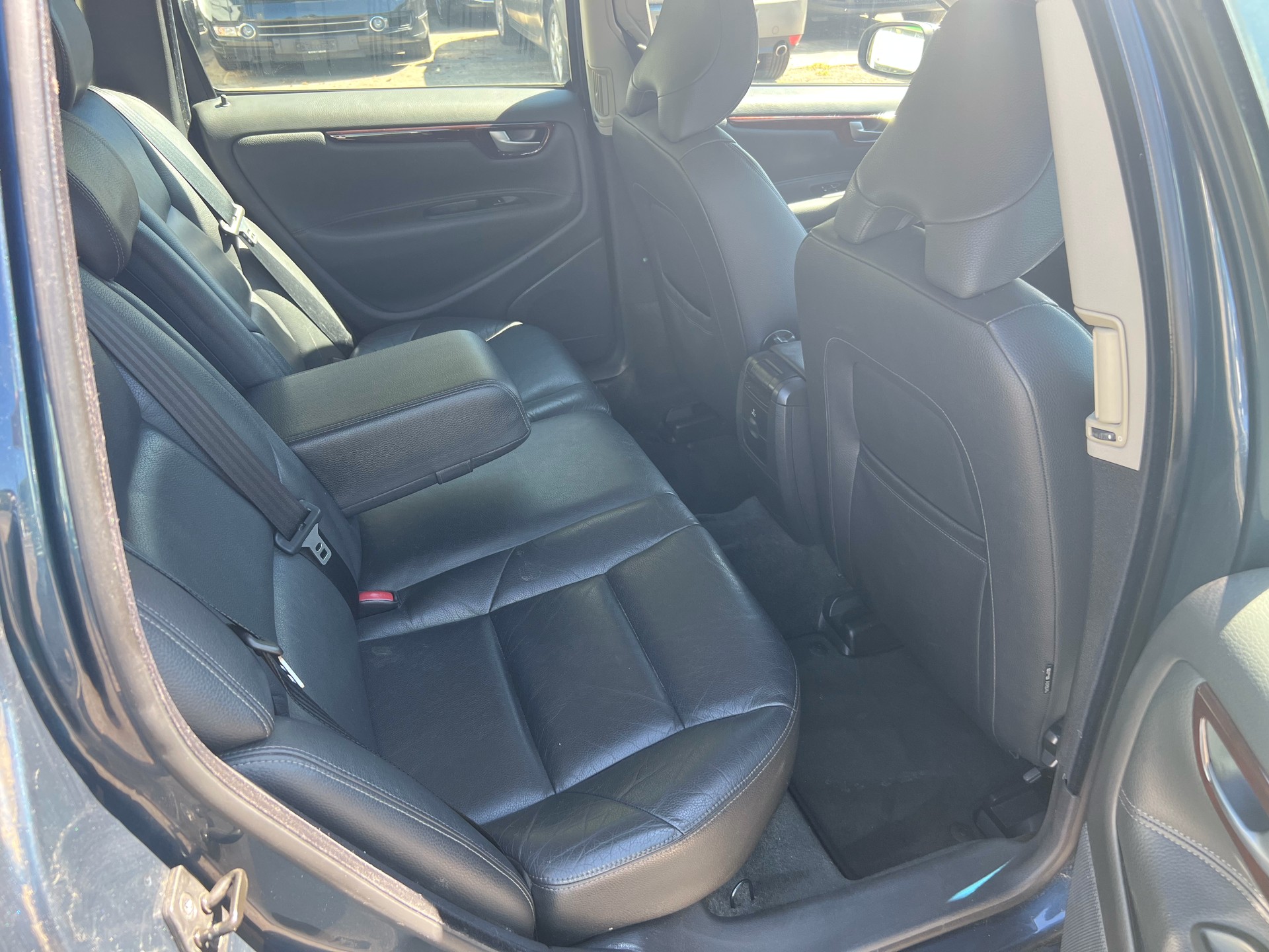 VOLVO V70 2.4D Momentum Geartronic-image-11
