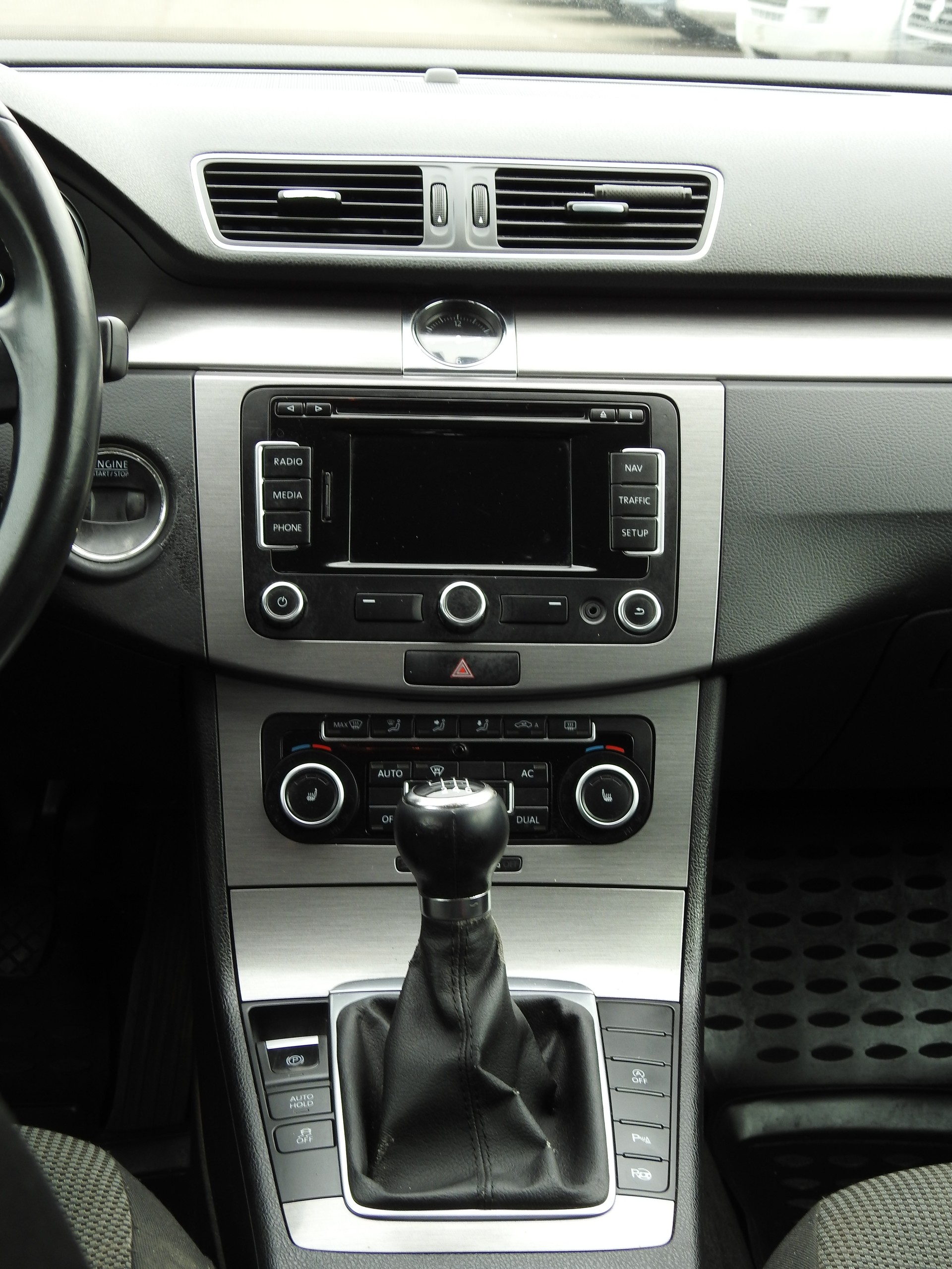 VW Passat Variant 2.0 TDI BMT Trendline-image-16