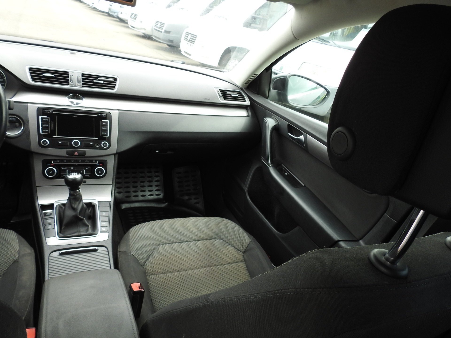 VW Passat Variant 2.0 TDI BMT Trendline-image-17