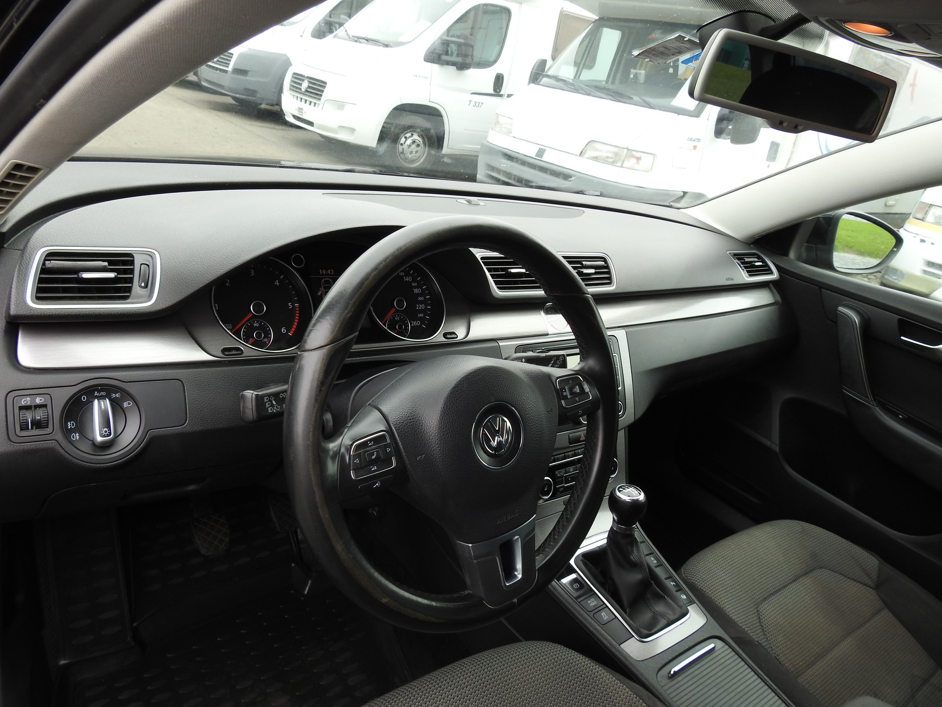 VW Passat Variant 2.0 TDI BMT Trendline-image-11